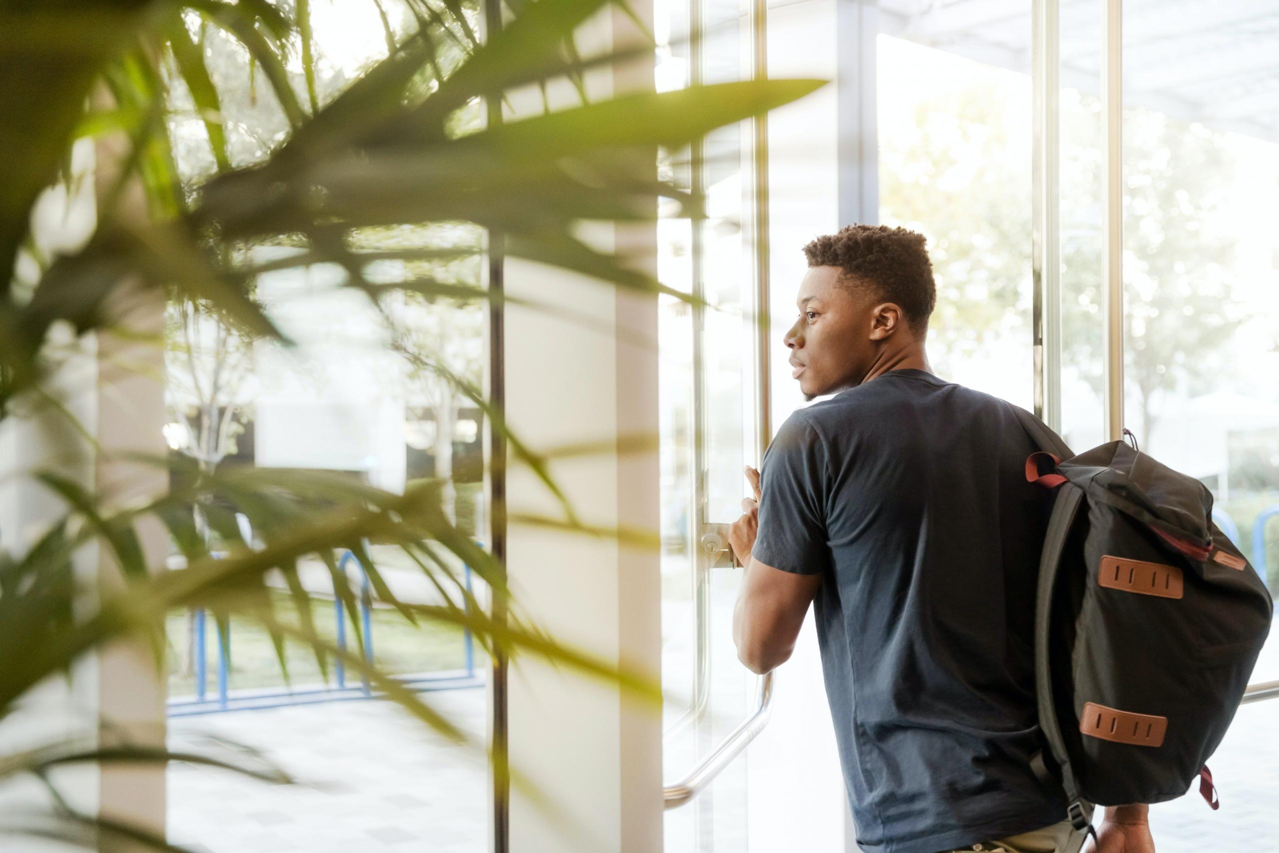 Student loopt uit gebouw