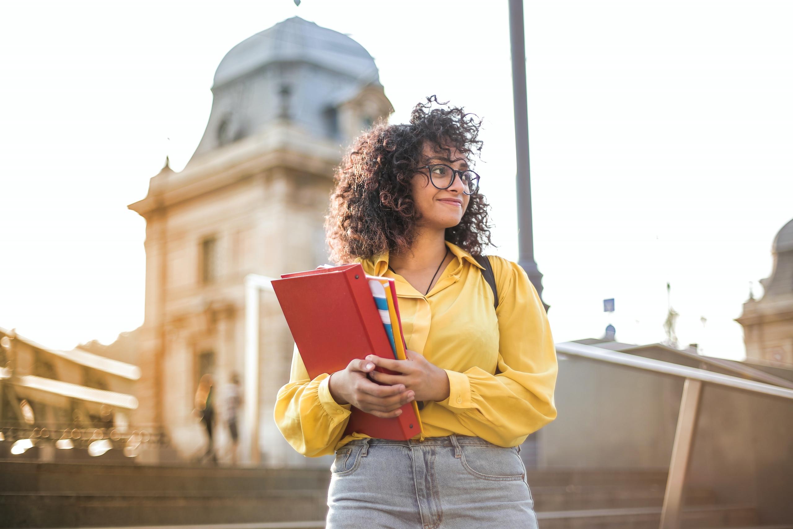 Student met boeken in haar hand