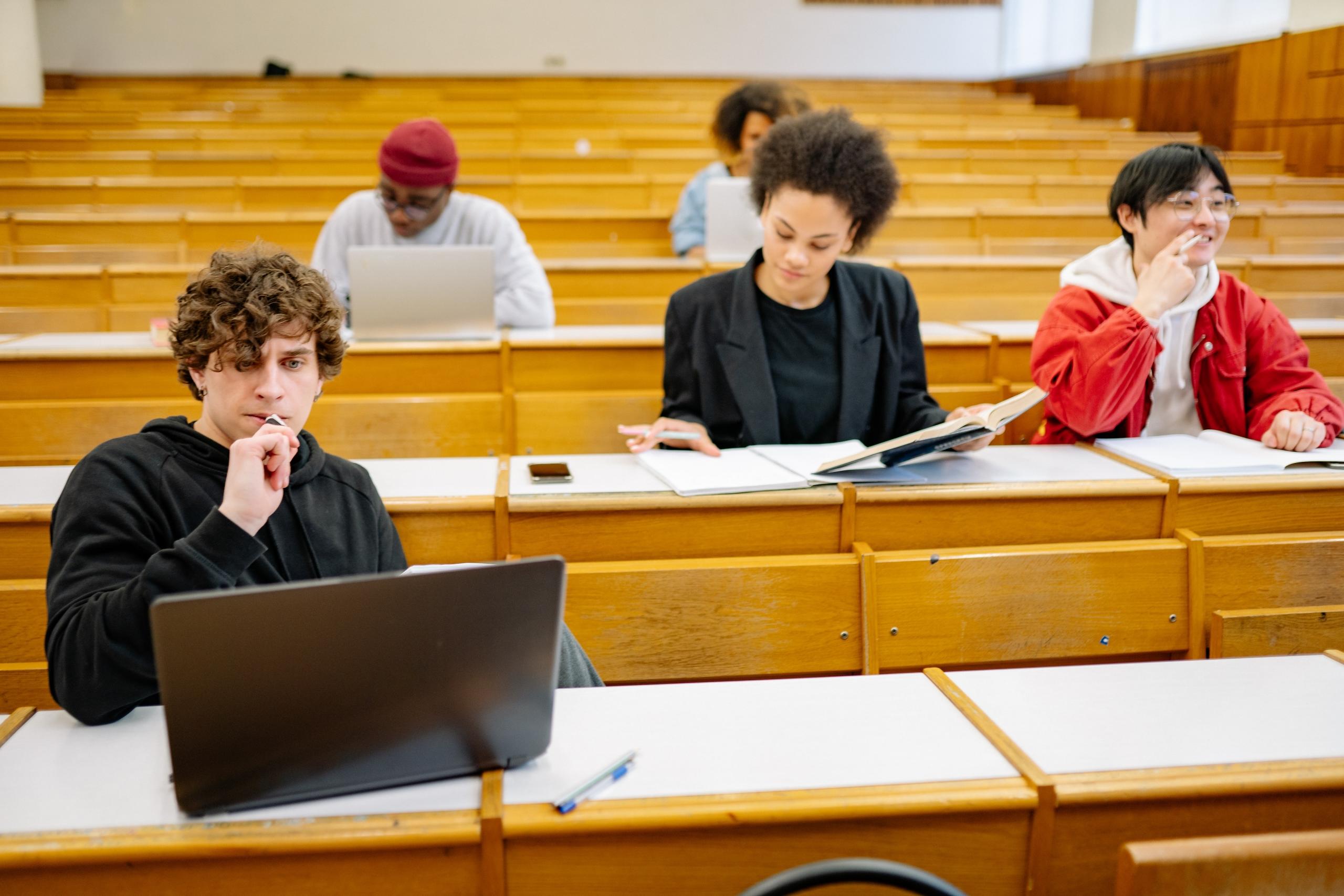 studenten zitten in een lokaal
