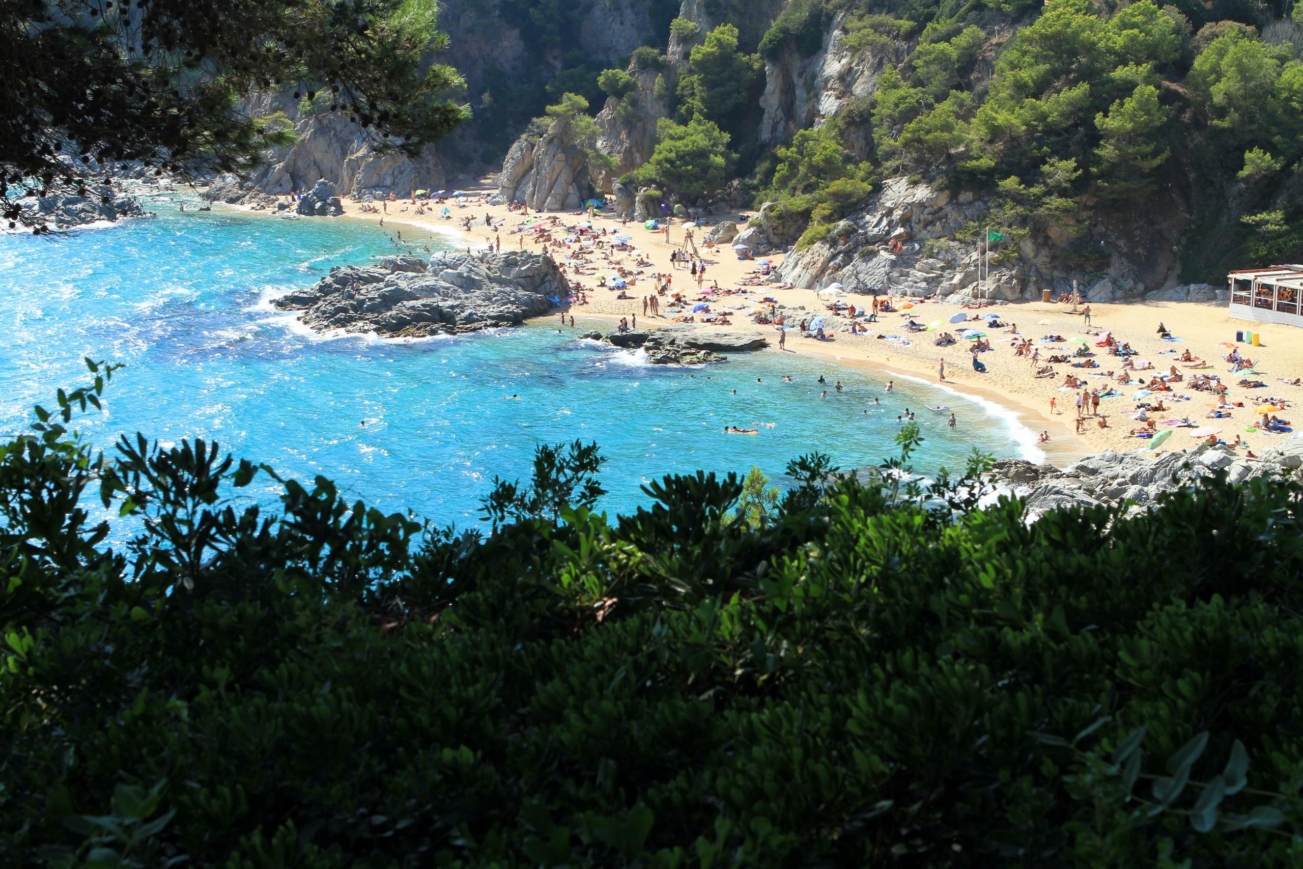 Een prachtig gevuld strand in Spanje