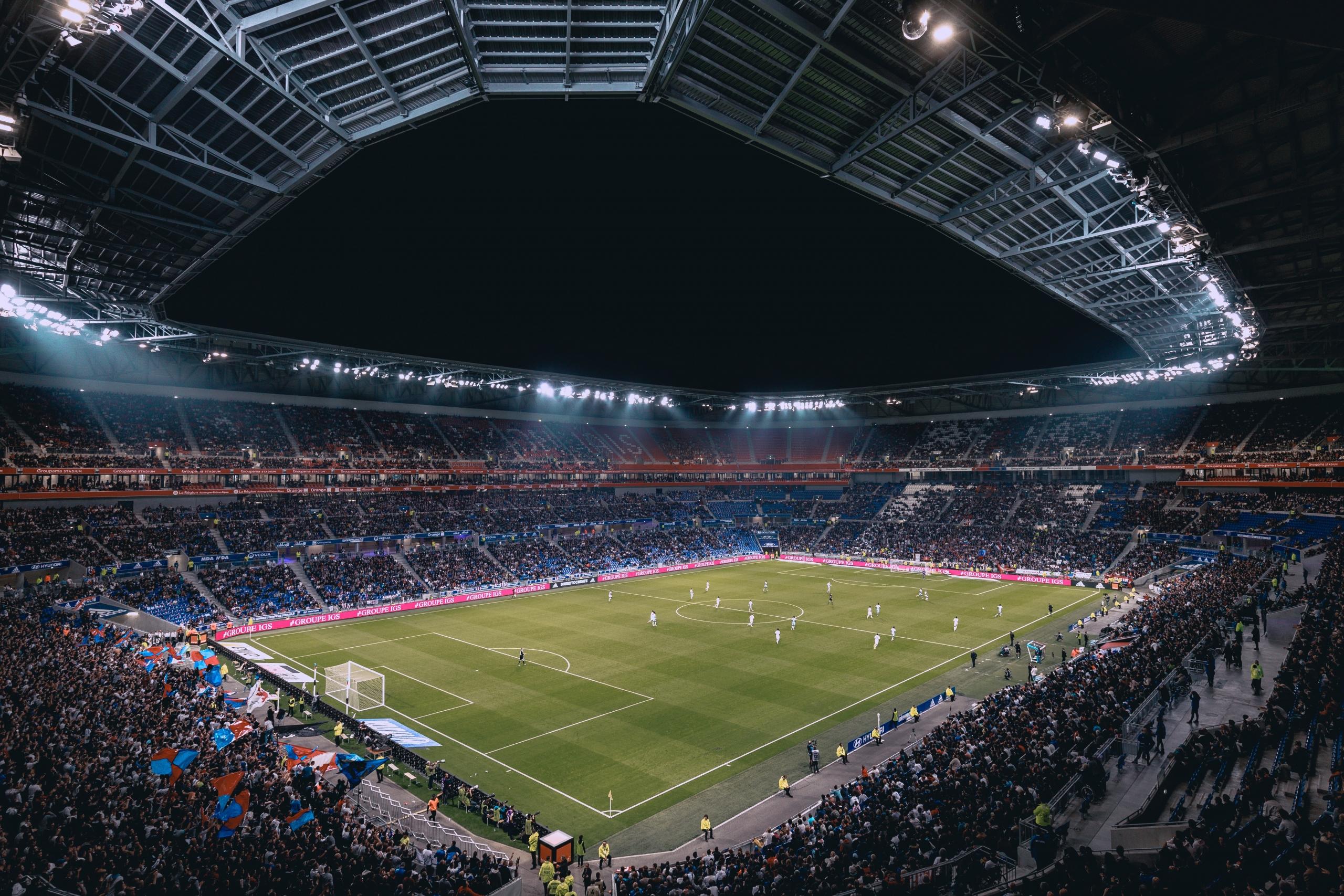 Grote hoek foto met zich op een vol voetbalstadion