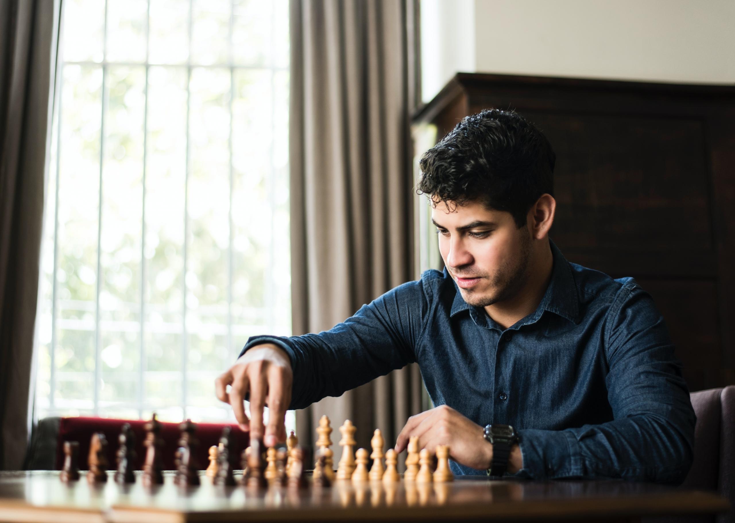 Een man speelt schaak