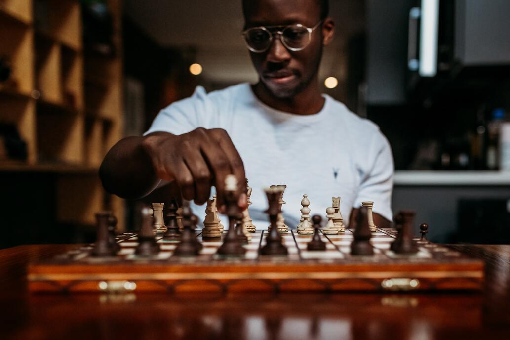 Jongen speelt schaak
