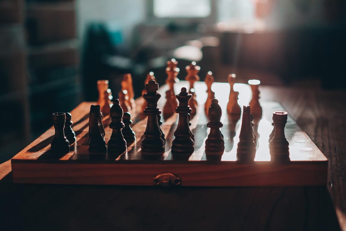 Een houten bord vol stukken
