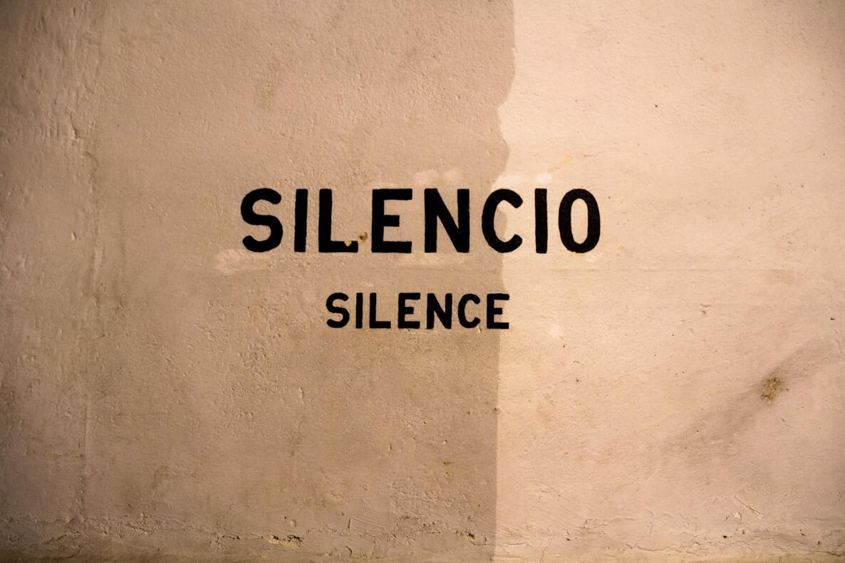 het woord Silencio op een muur.