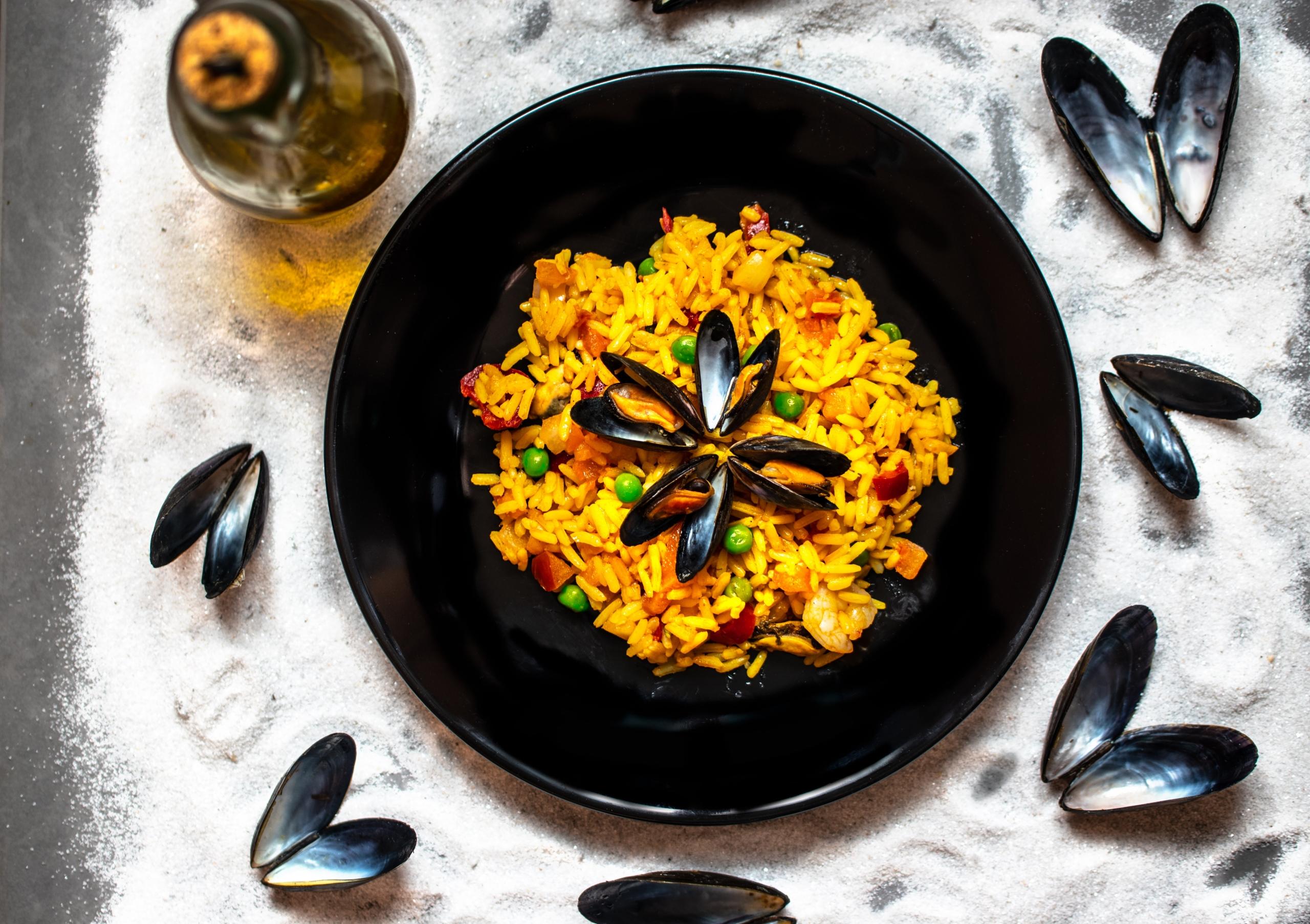 Een bord paella 