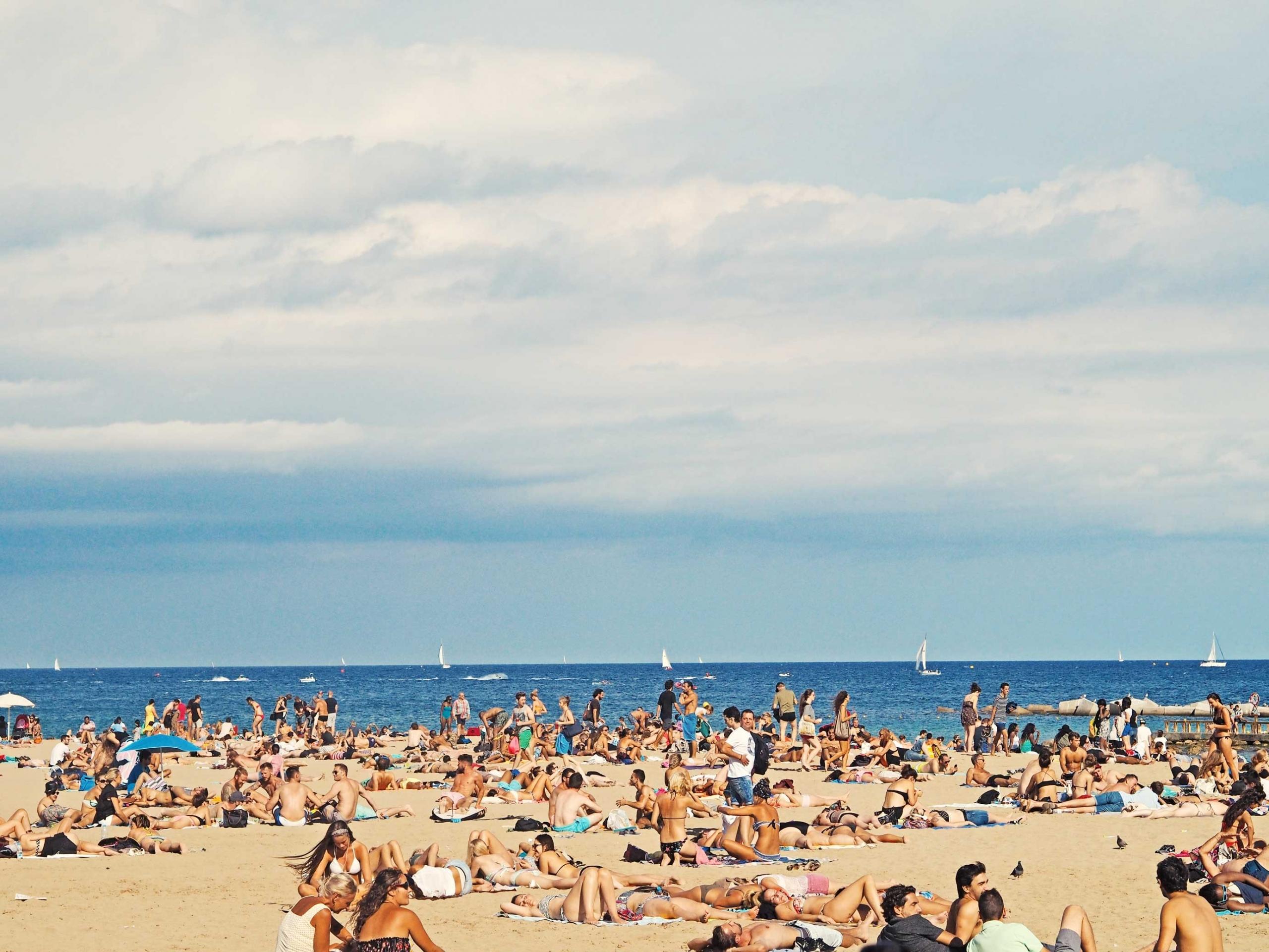 Een strand vol met mensen in Spanje