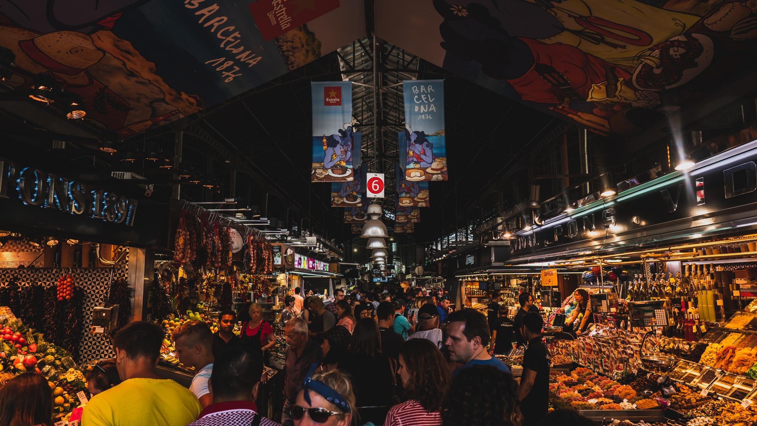 lokale markt in barcelona vol met mensen