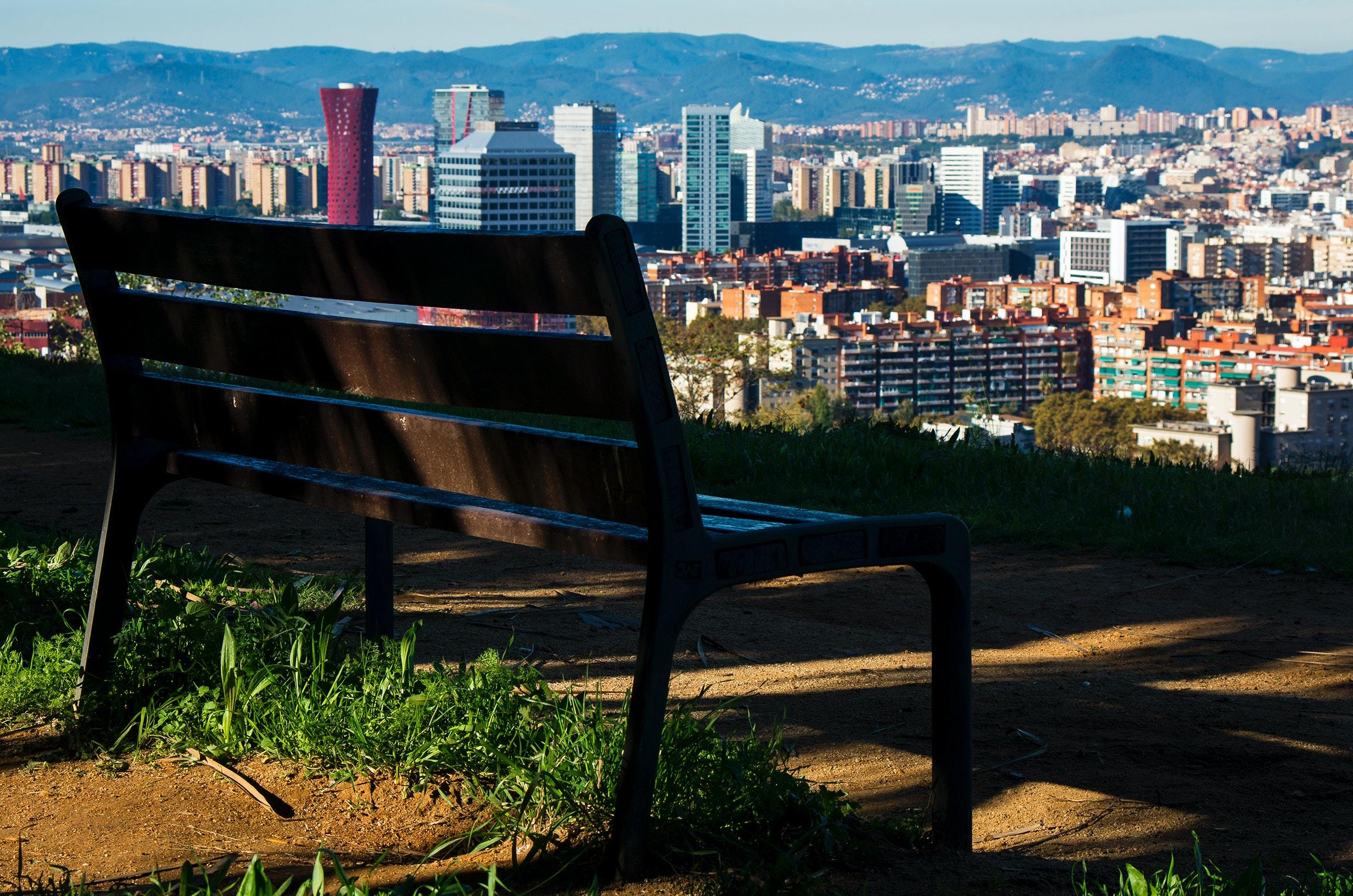 uitzicht over de stad barcelona vanaf een bankje