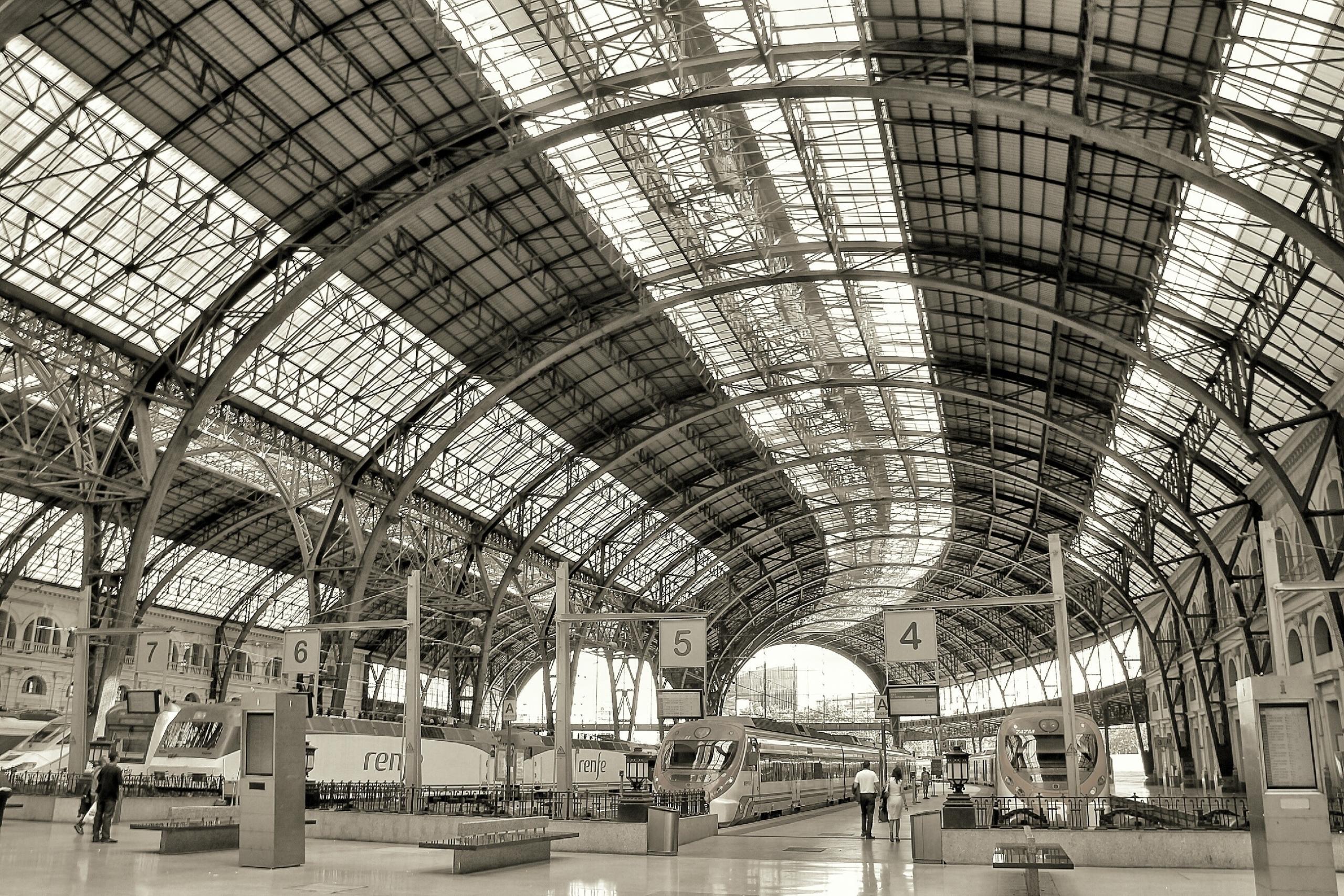 zwart wit foto van de binnenkant van een treinstation in barcelona