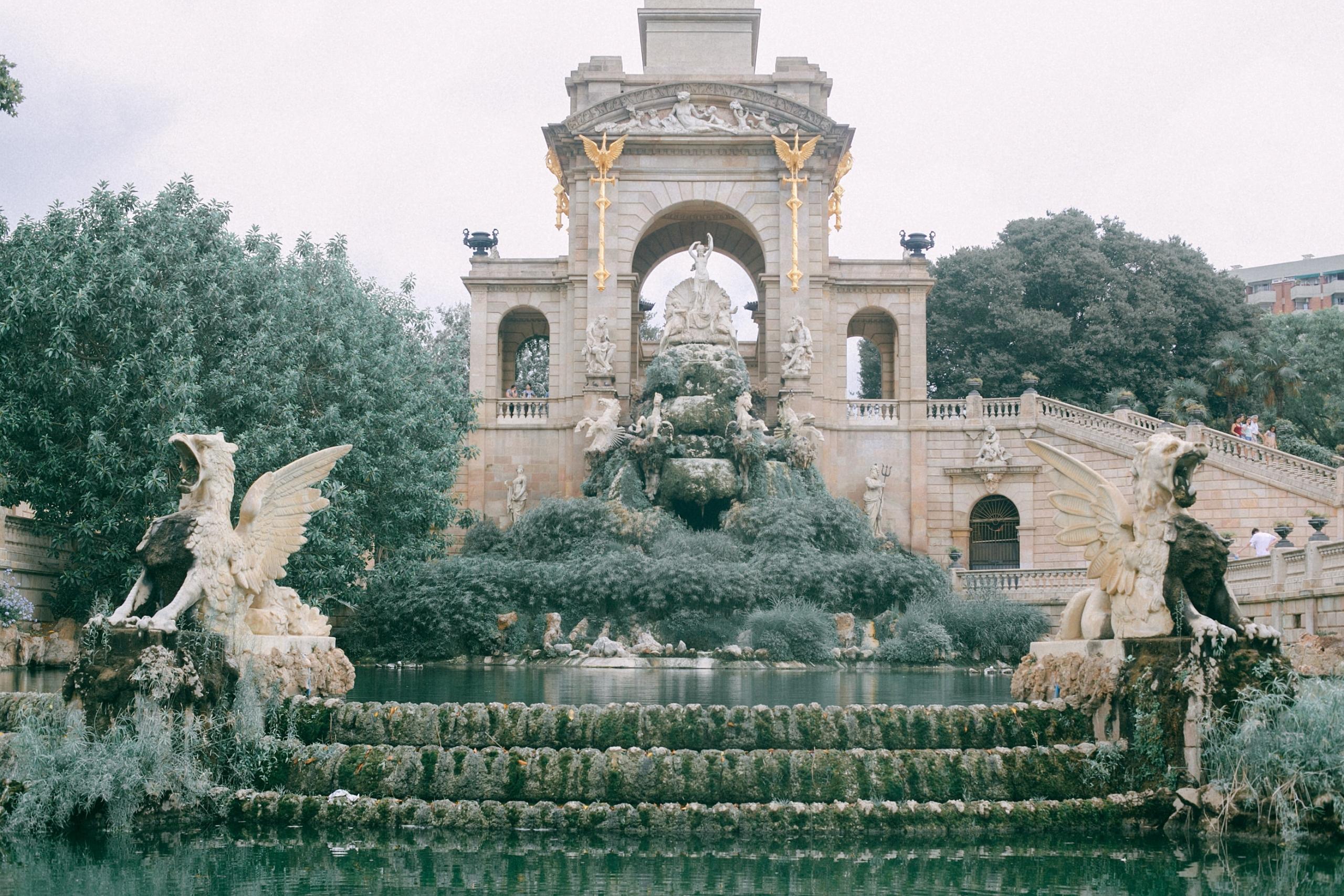 park in barcelona met monument en fontein