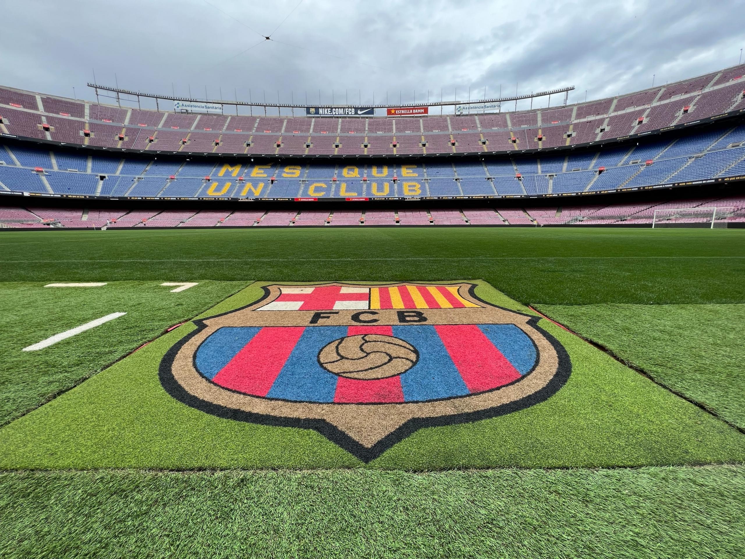 voetbalstadion van barcelona met het logo en de tribune
