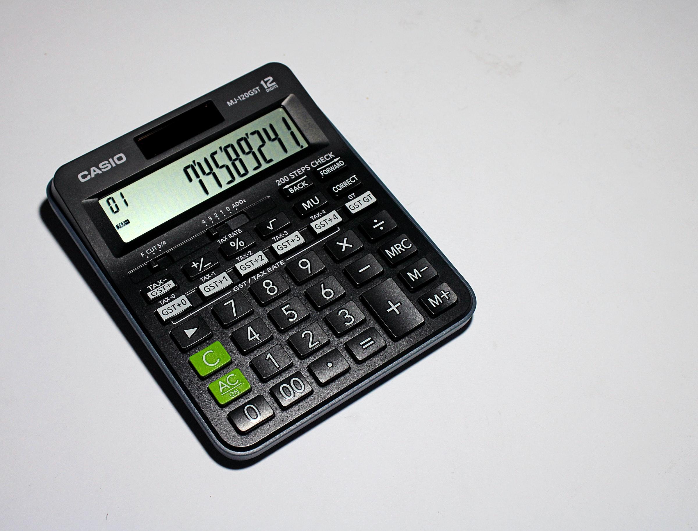 Zwarte calculator op witte achtergrond