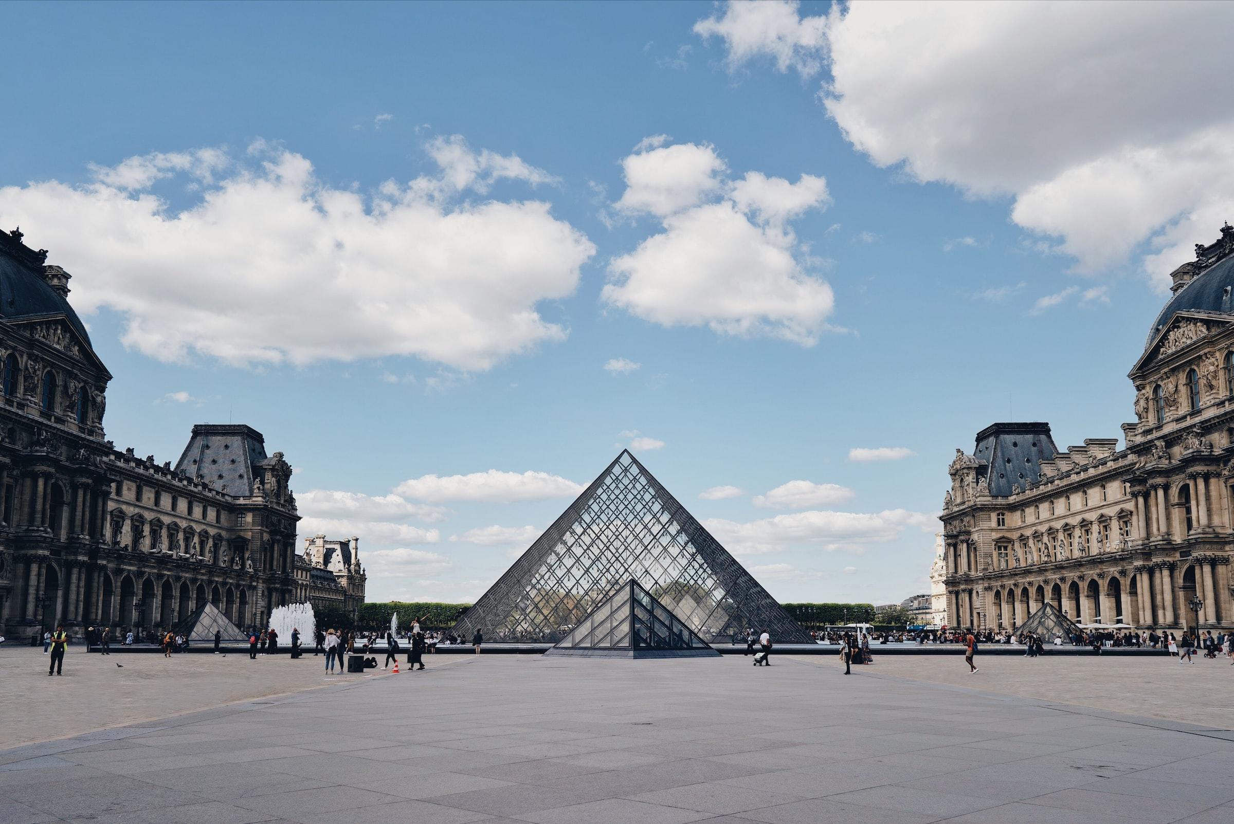 Piramide van het Louvre, glas en staal