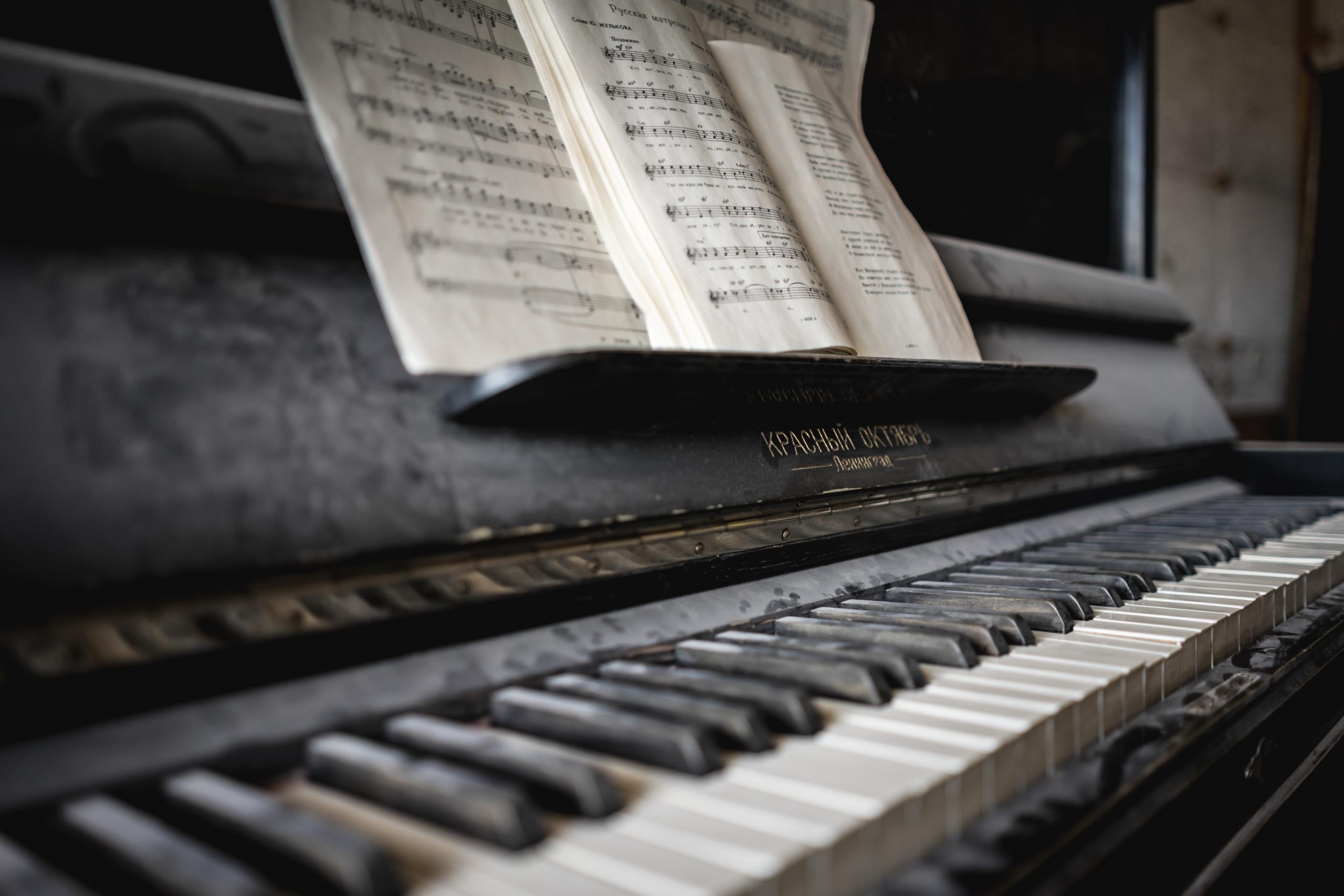 Een piano met bladmuziek