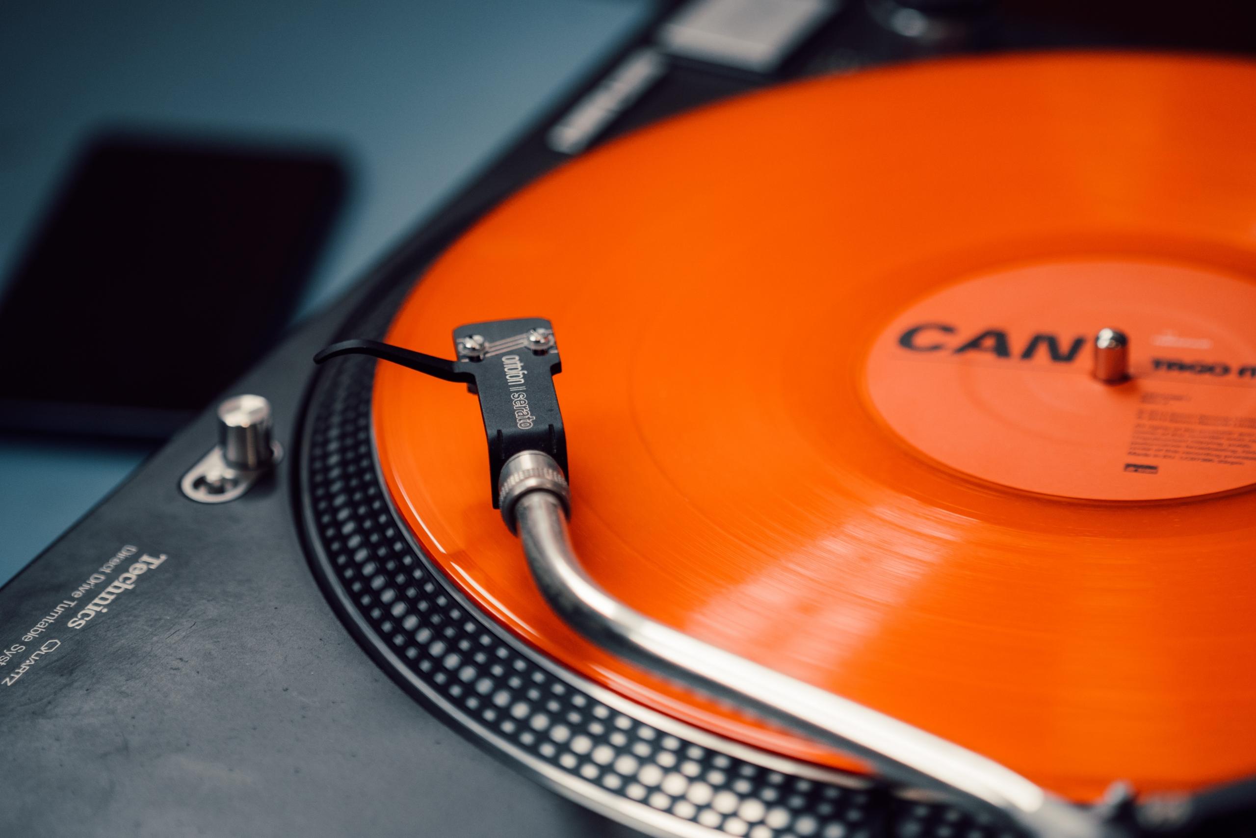 Een vinylplaat op een draaitafel