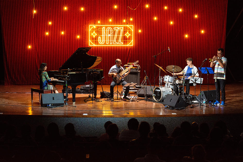 Muzikanten spelen jazz op een podium