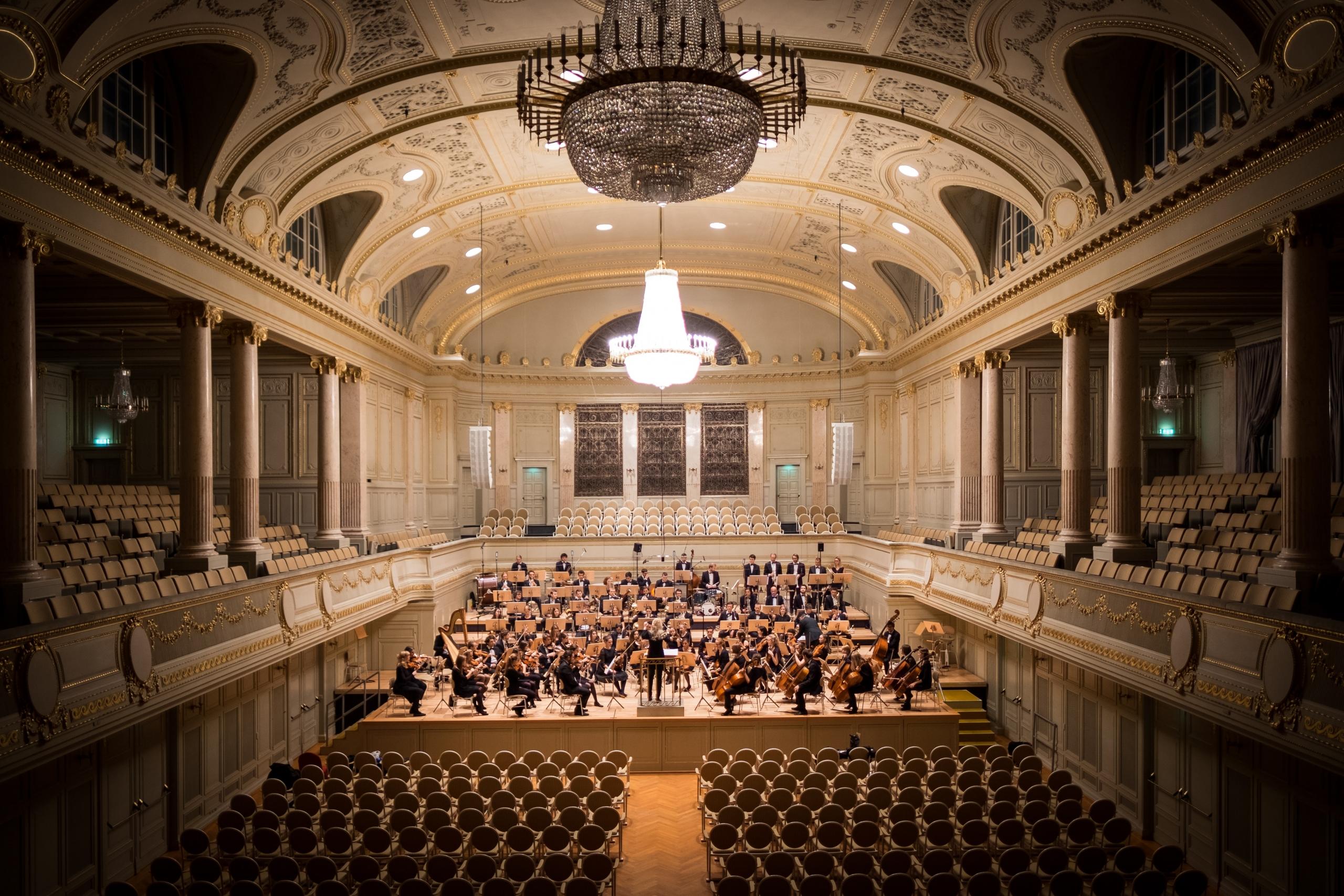 Een orkest speelt in een theater