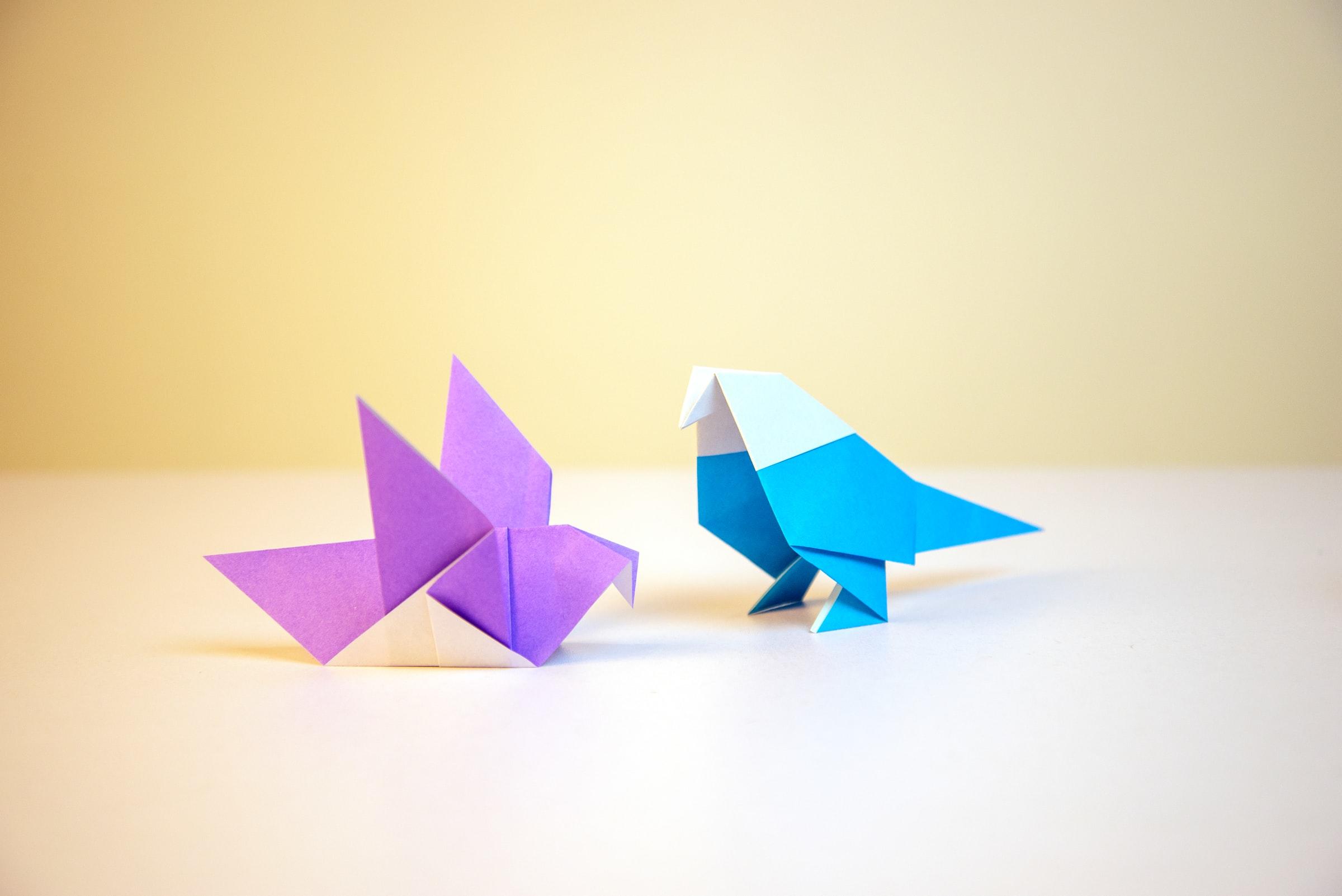 Twee gevouwen vogels van papier