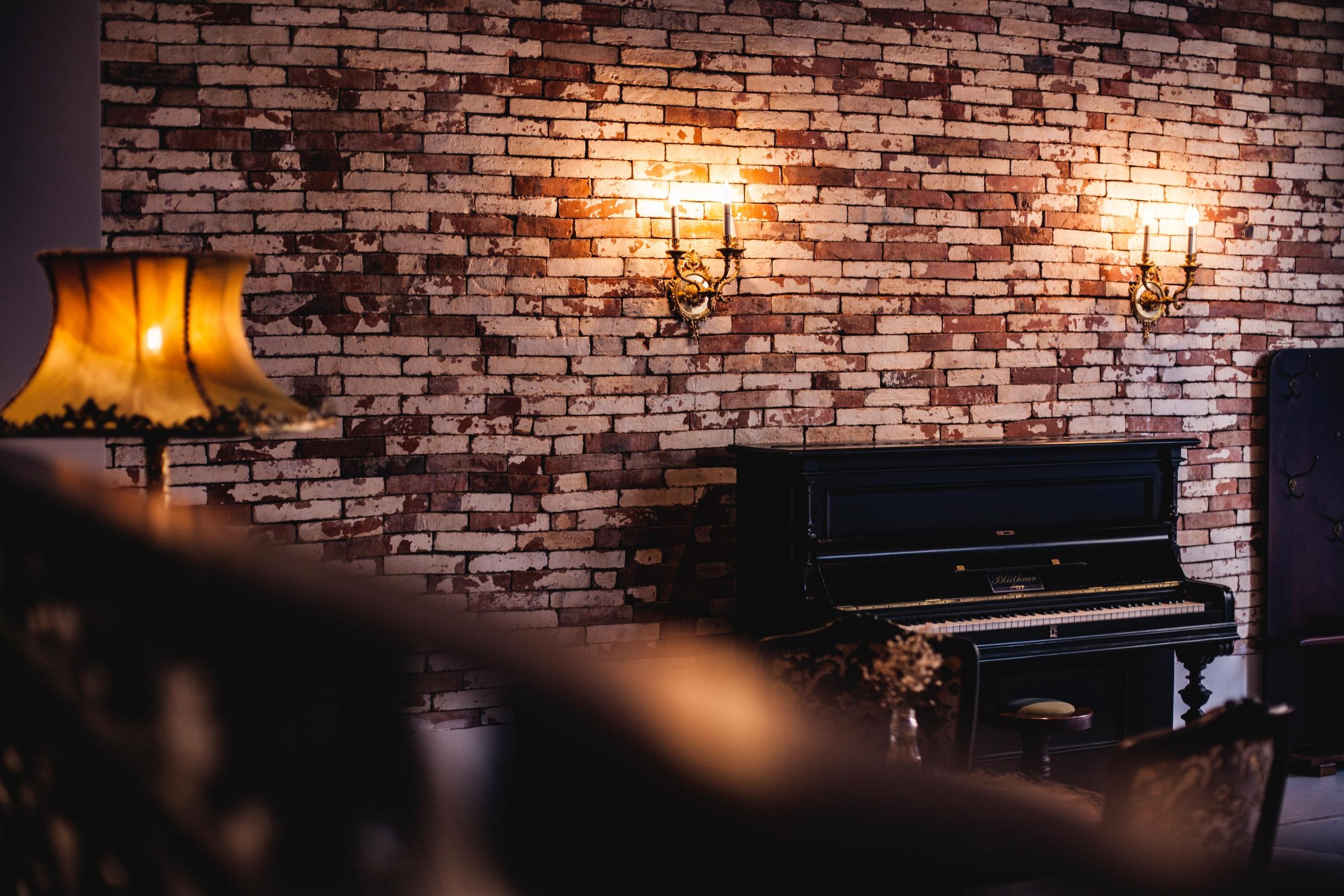 Een staande piano in een bar