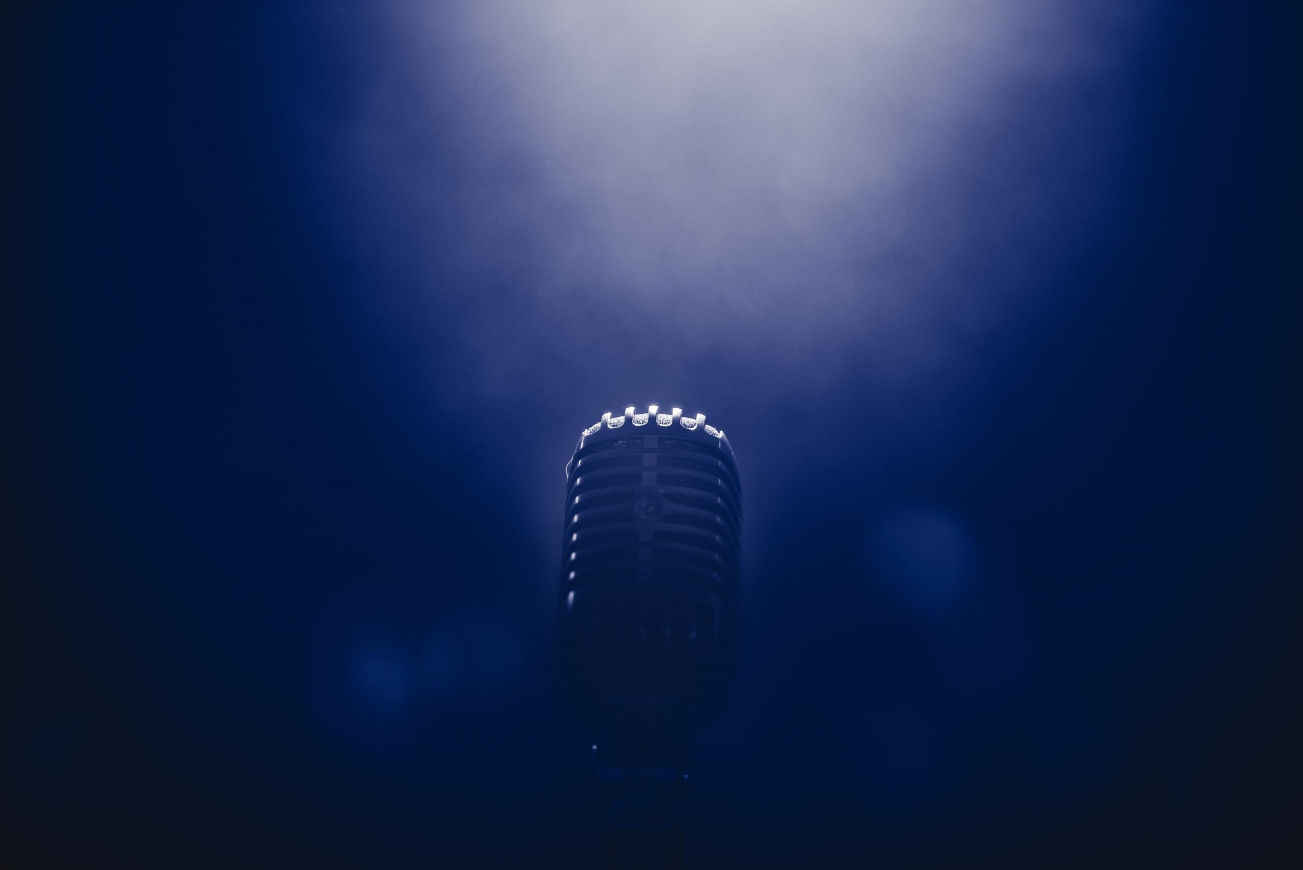 Een microfoon op het podium