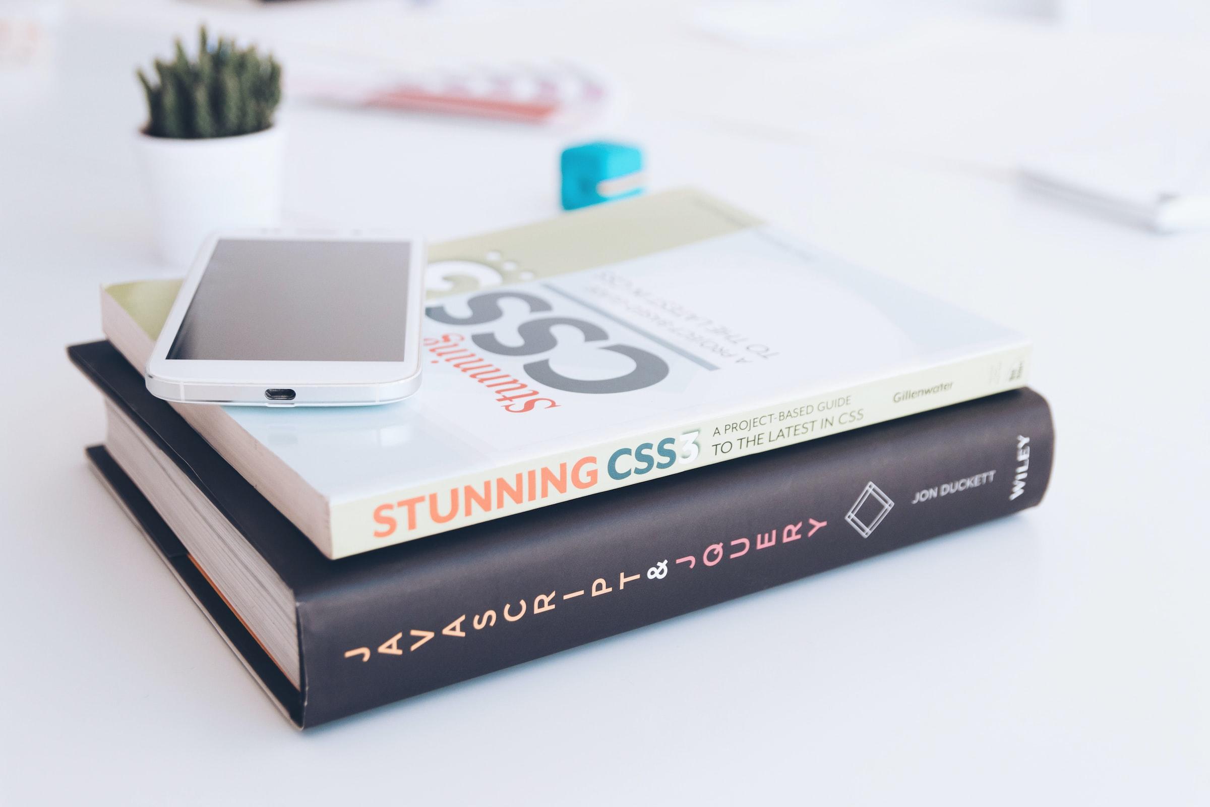 Twee programmeerboeken met iphone
