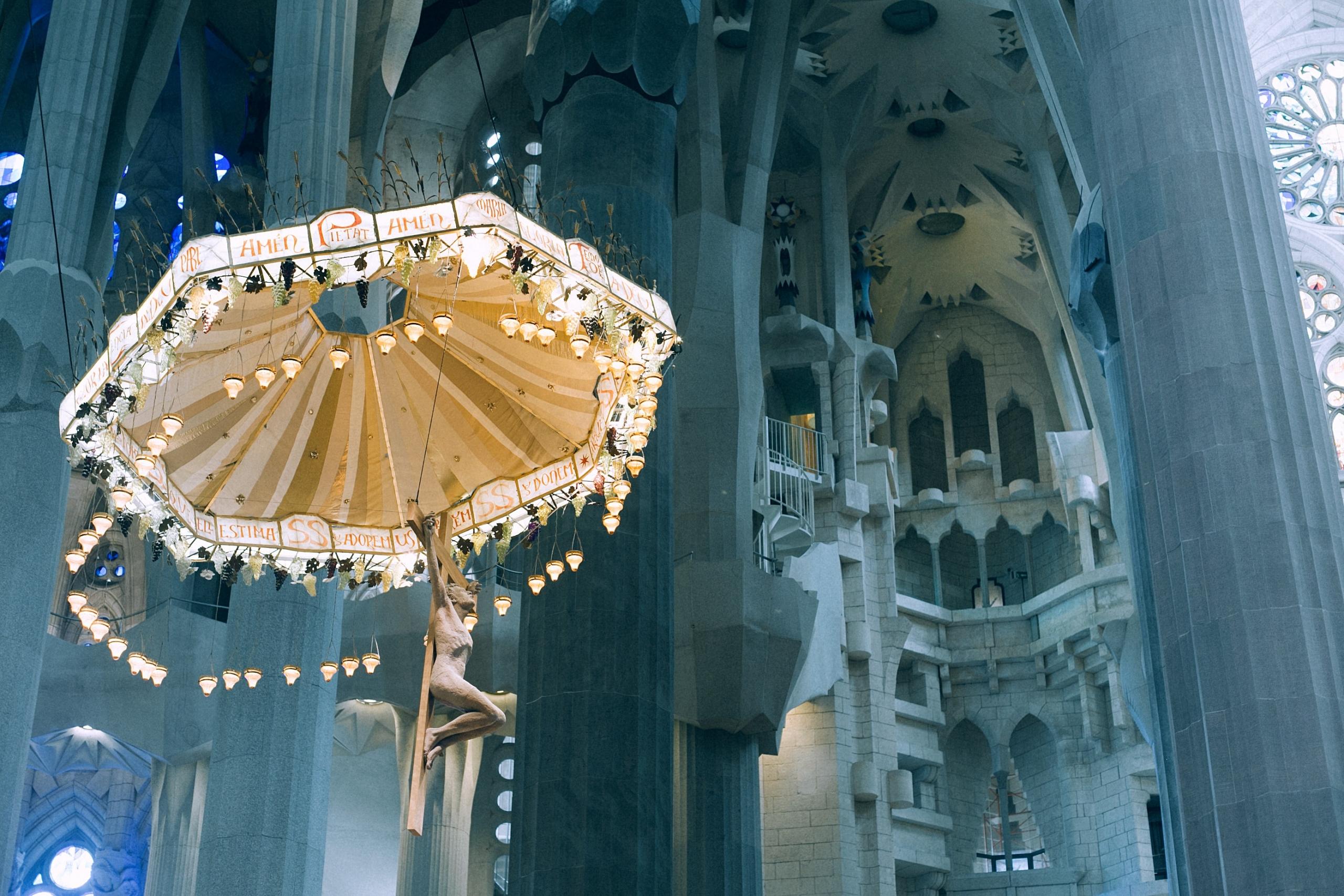 de sagrada familia kathedraal van de binnenkant