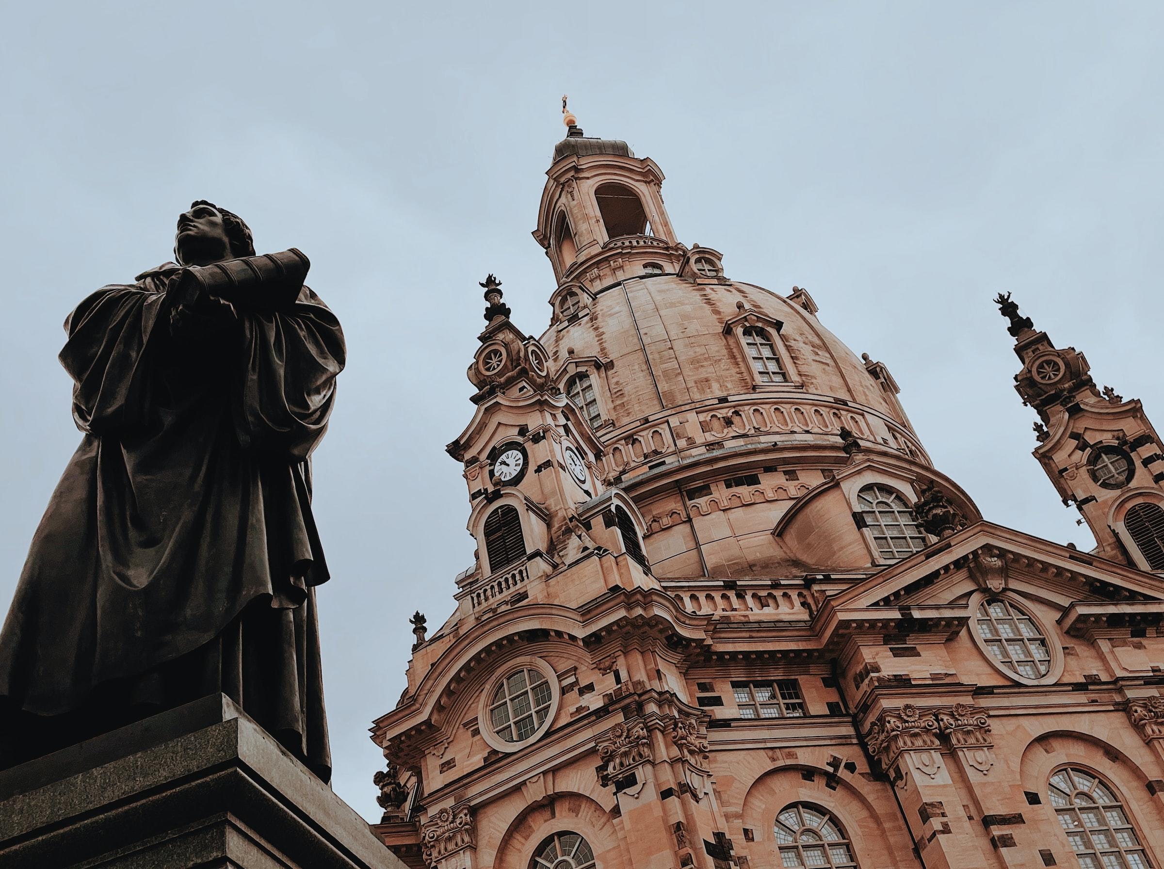 De Frauenkirche in Dresden met daarnnaast het beeld van Martin Luther