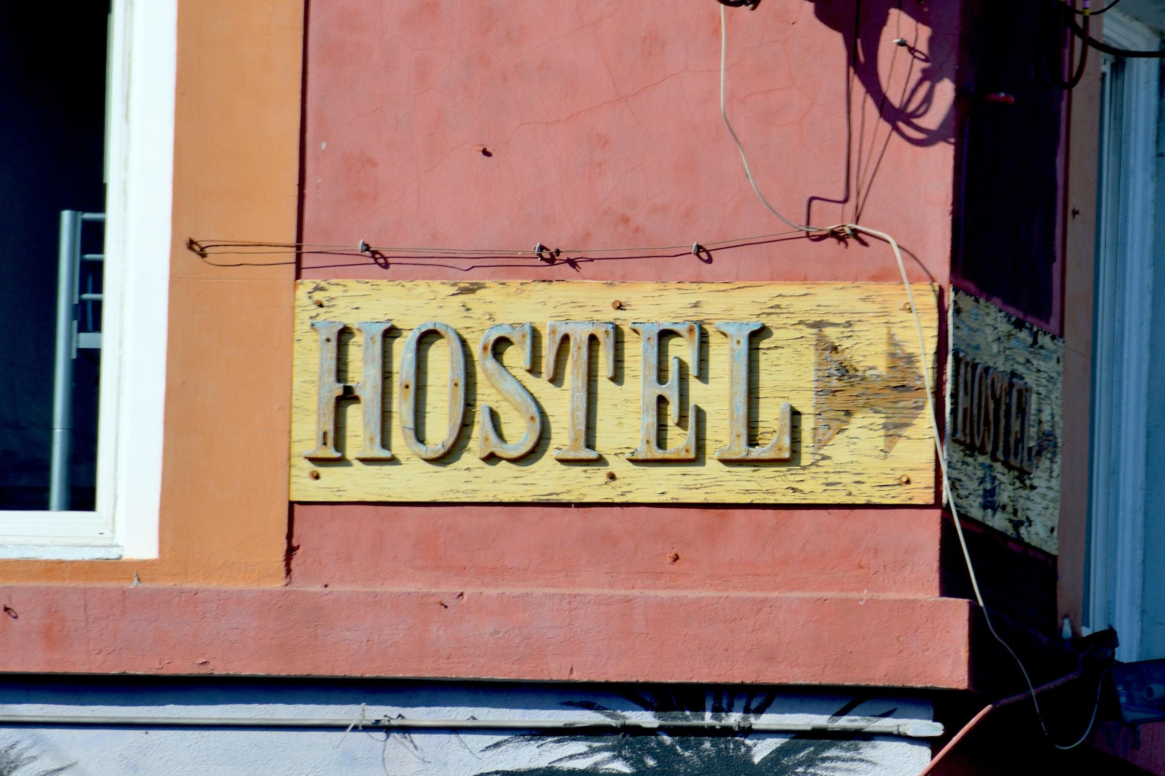 Bordje 'Hostel' aan muur