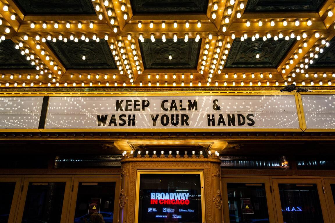 De ingang van een theater.
