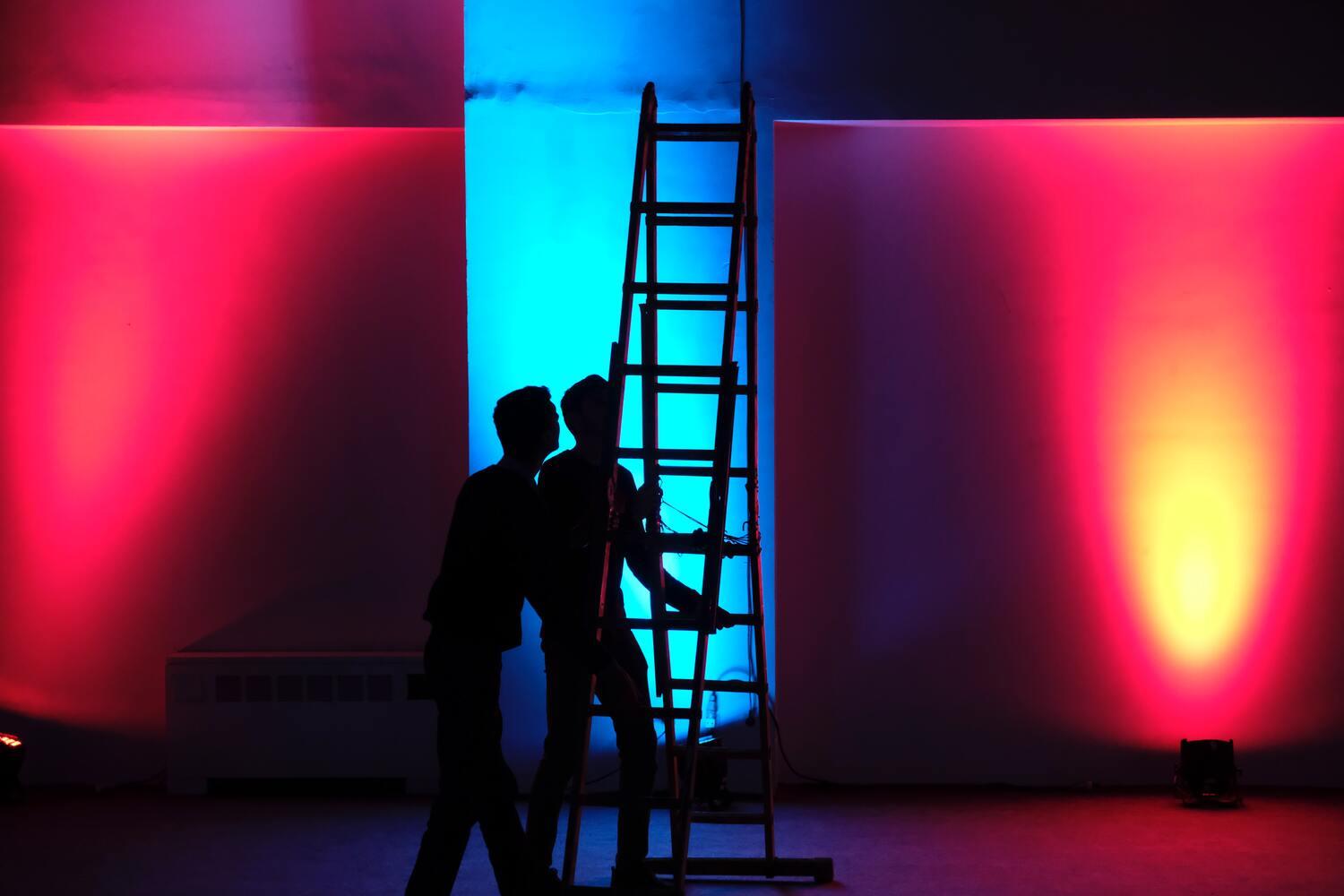 Een verlicht theater.