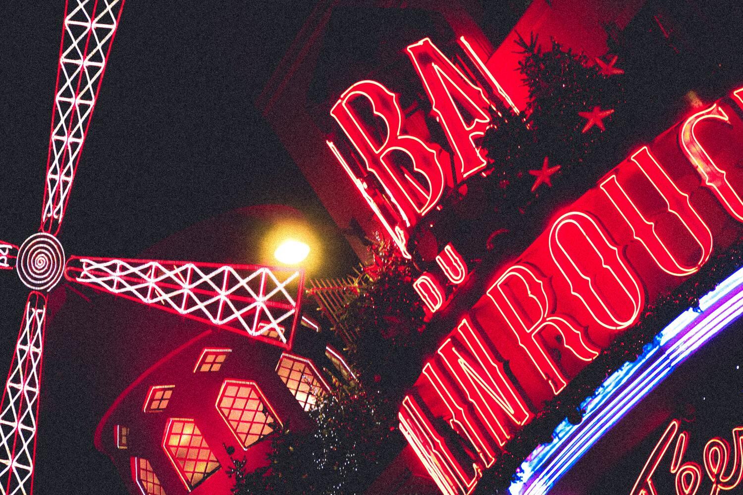 Een lichtbord van Moulin Rouge.