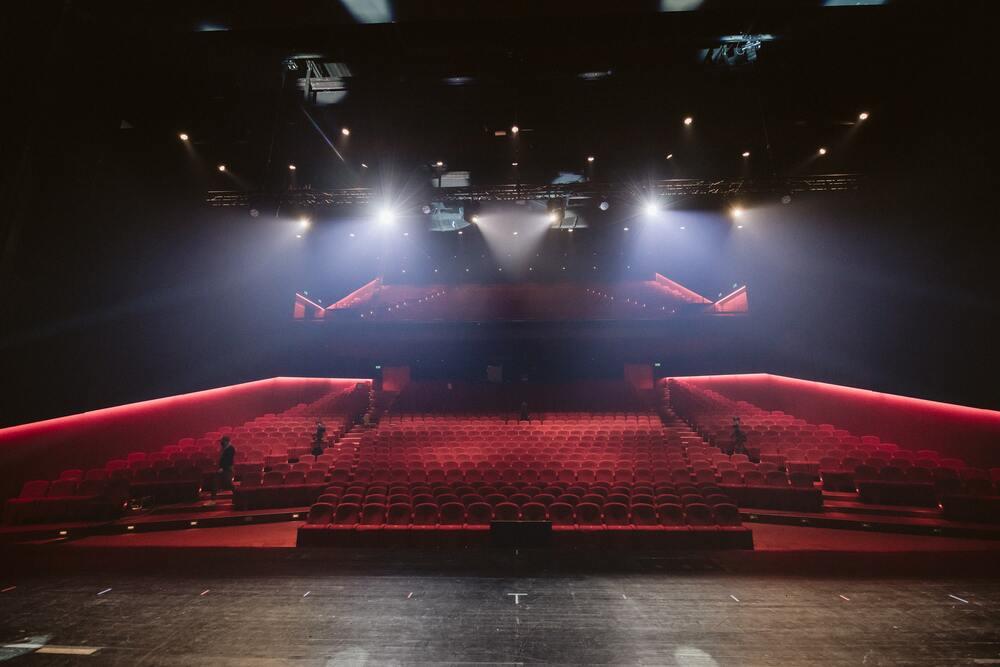 Een leeg theater.