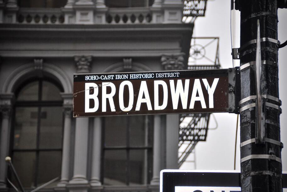 Een bordje met Broadway erop