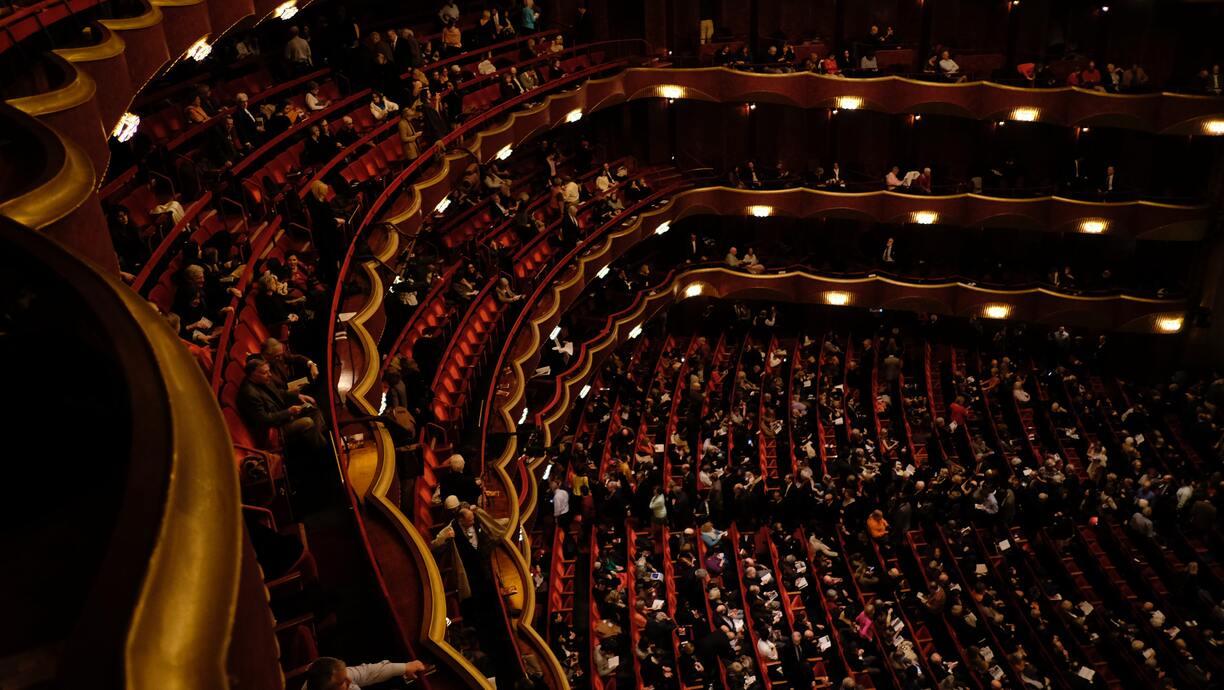 Een volle zaal in het theater
