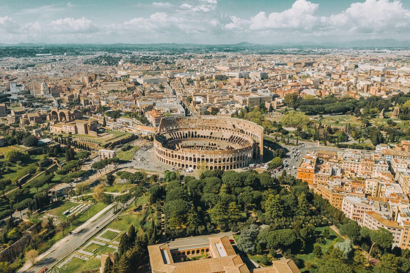 Rome van bovenaf gezien met het Colosseum in het midden.