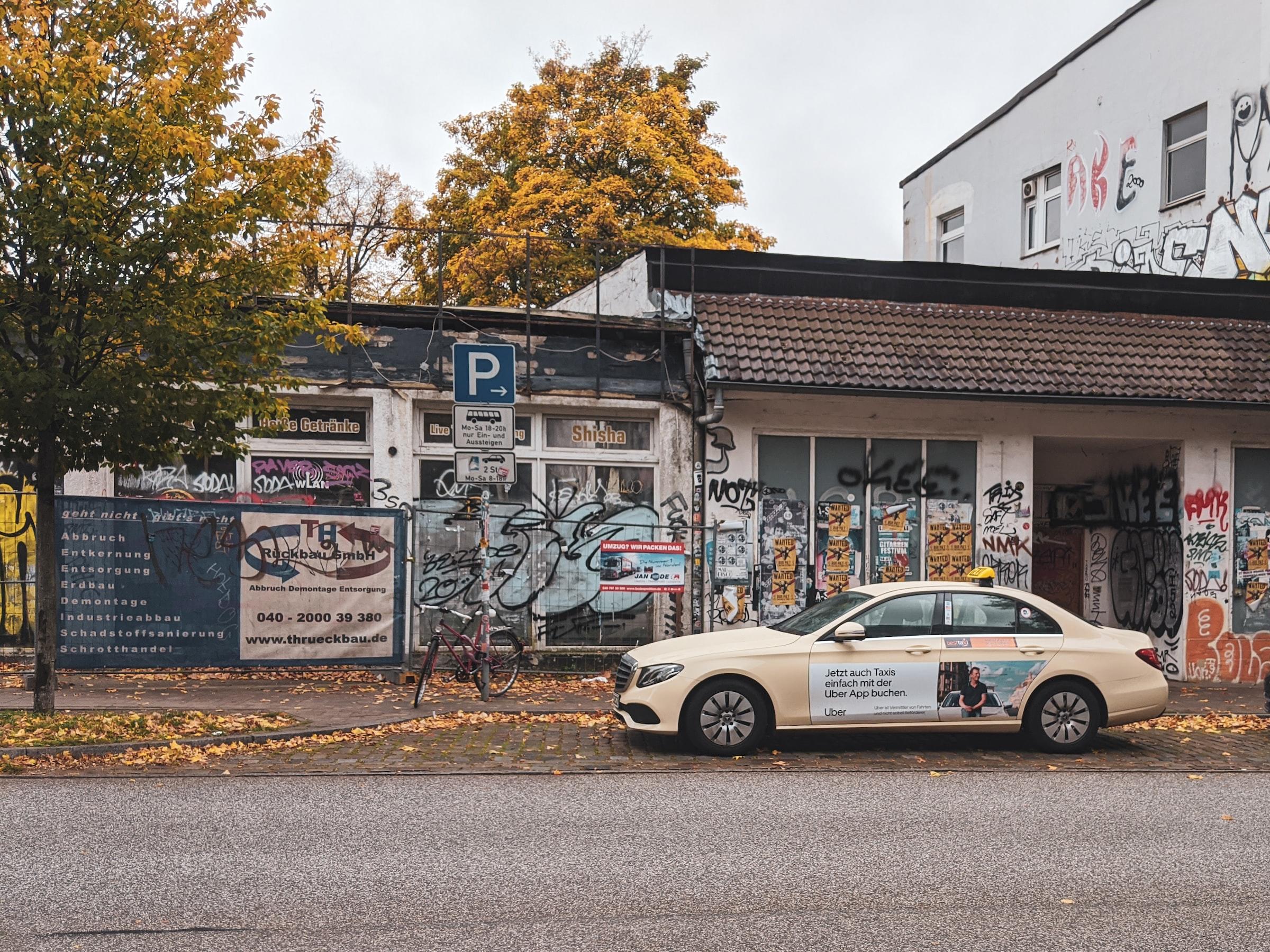 Geparkeerde Uber taxi in Hamburg