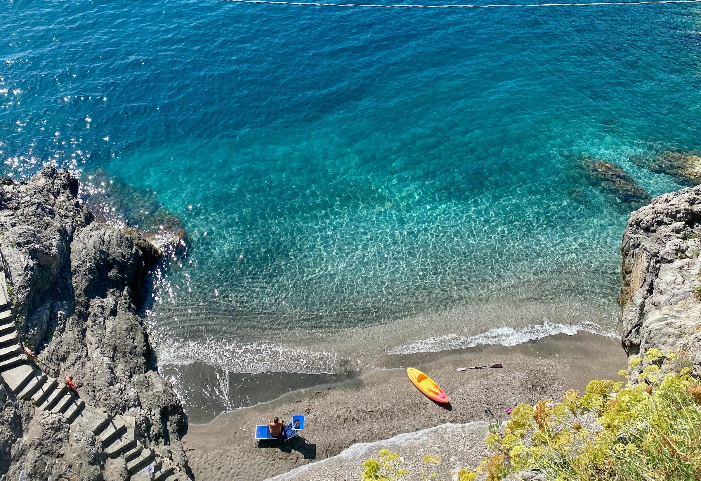 Strandje tussen rotsen in de regio Campania