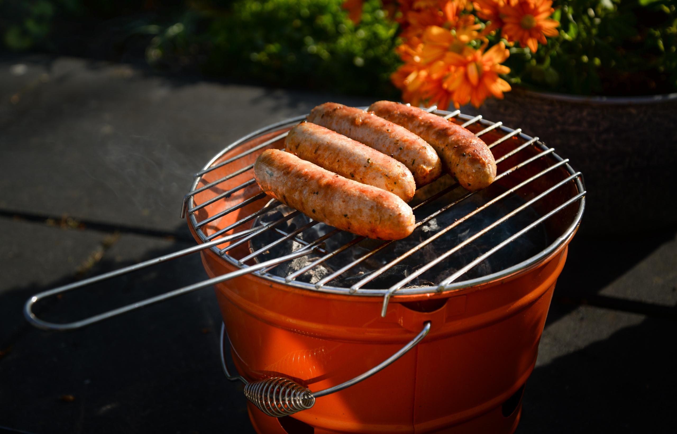 Worsten op een oranje bbq
