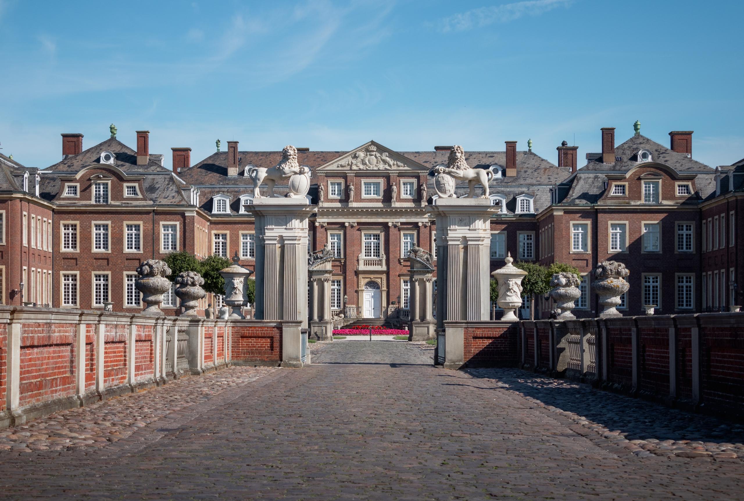 Weg die naar groot gebouw leidt met twee pilaren
