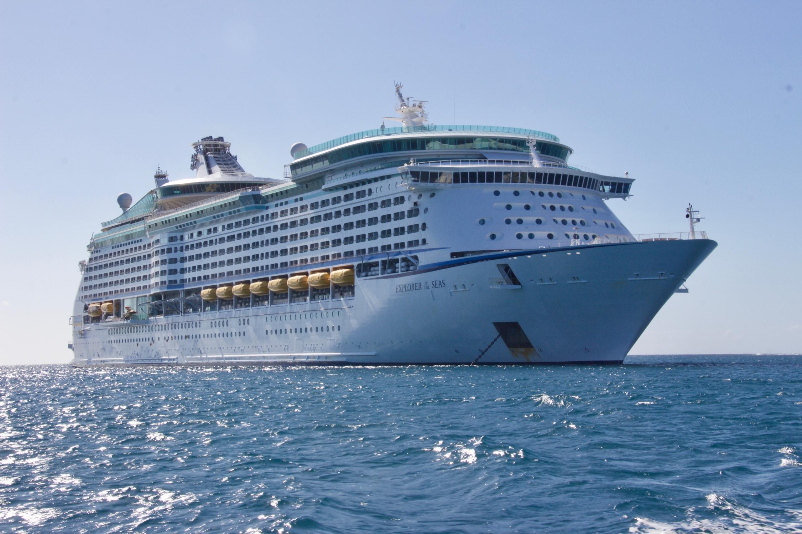 Groot cruiseschip vaart op zee