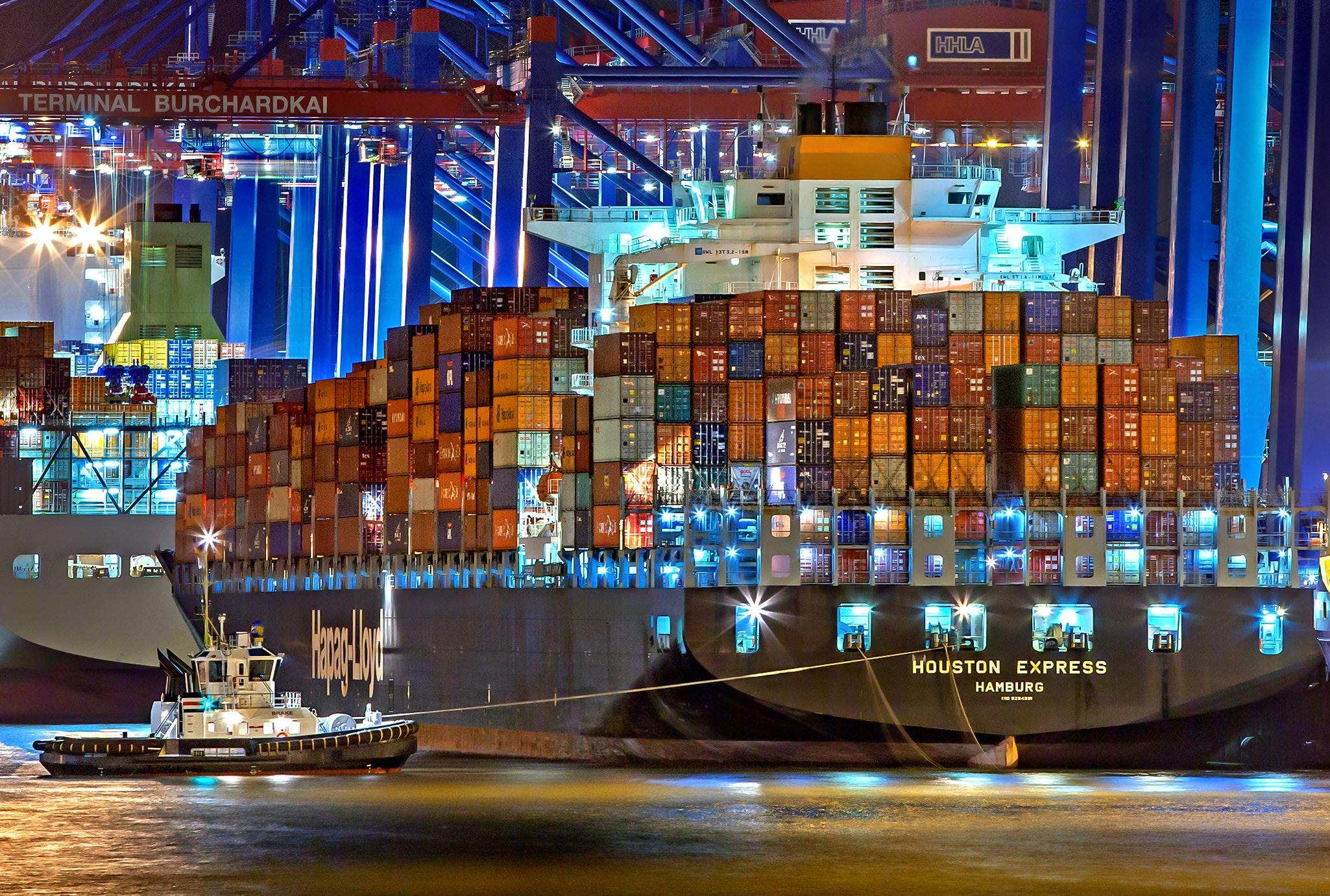 Groot vrachtschip met containers in haven