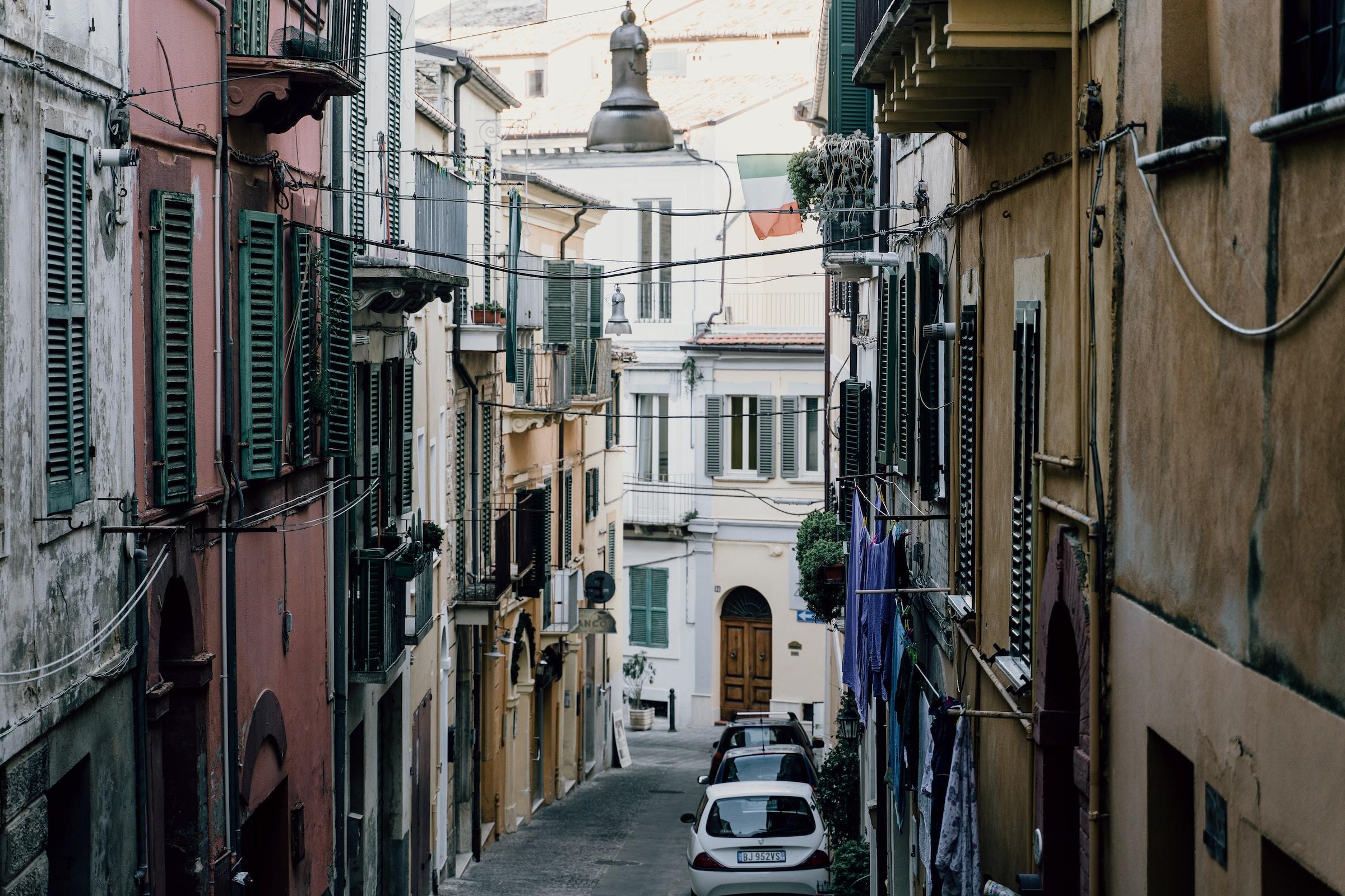 Zicht op een straatje in Chieti, Abruzzo, Italië