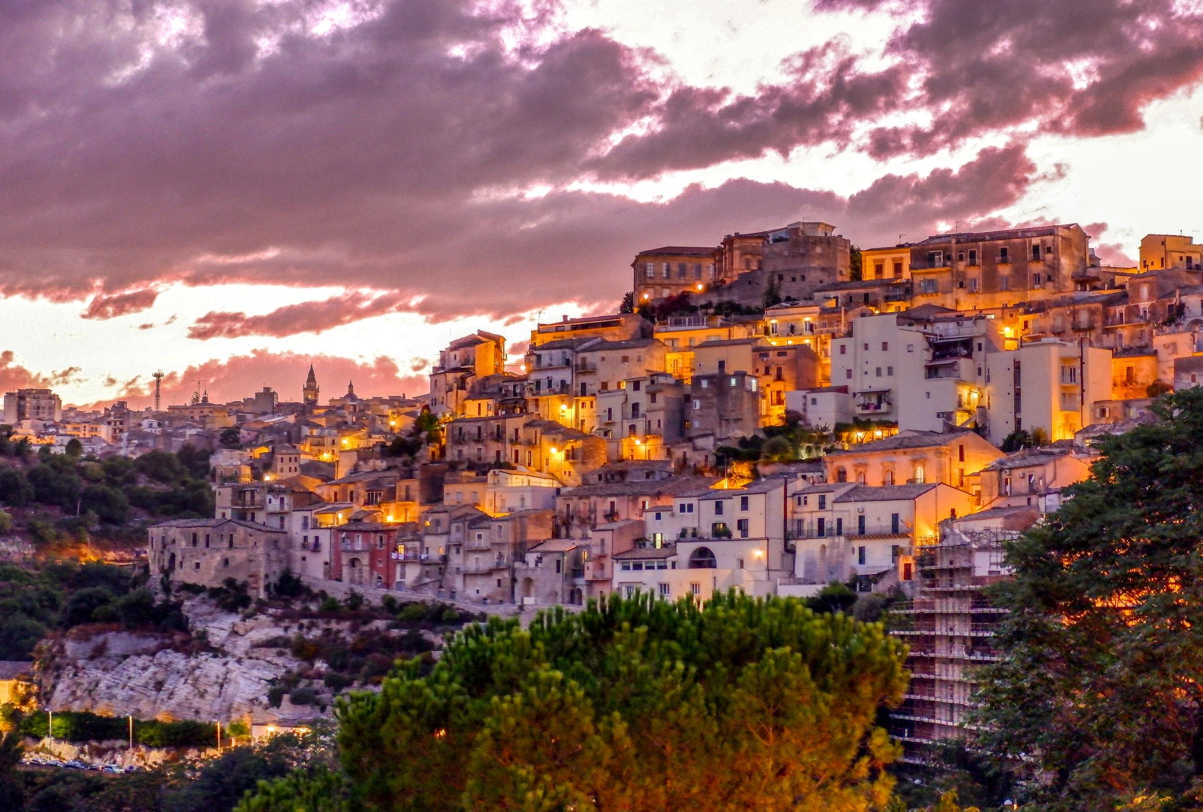 De stad Ragusa in het zuidoosten van Sicilië