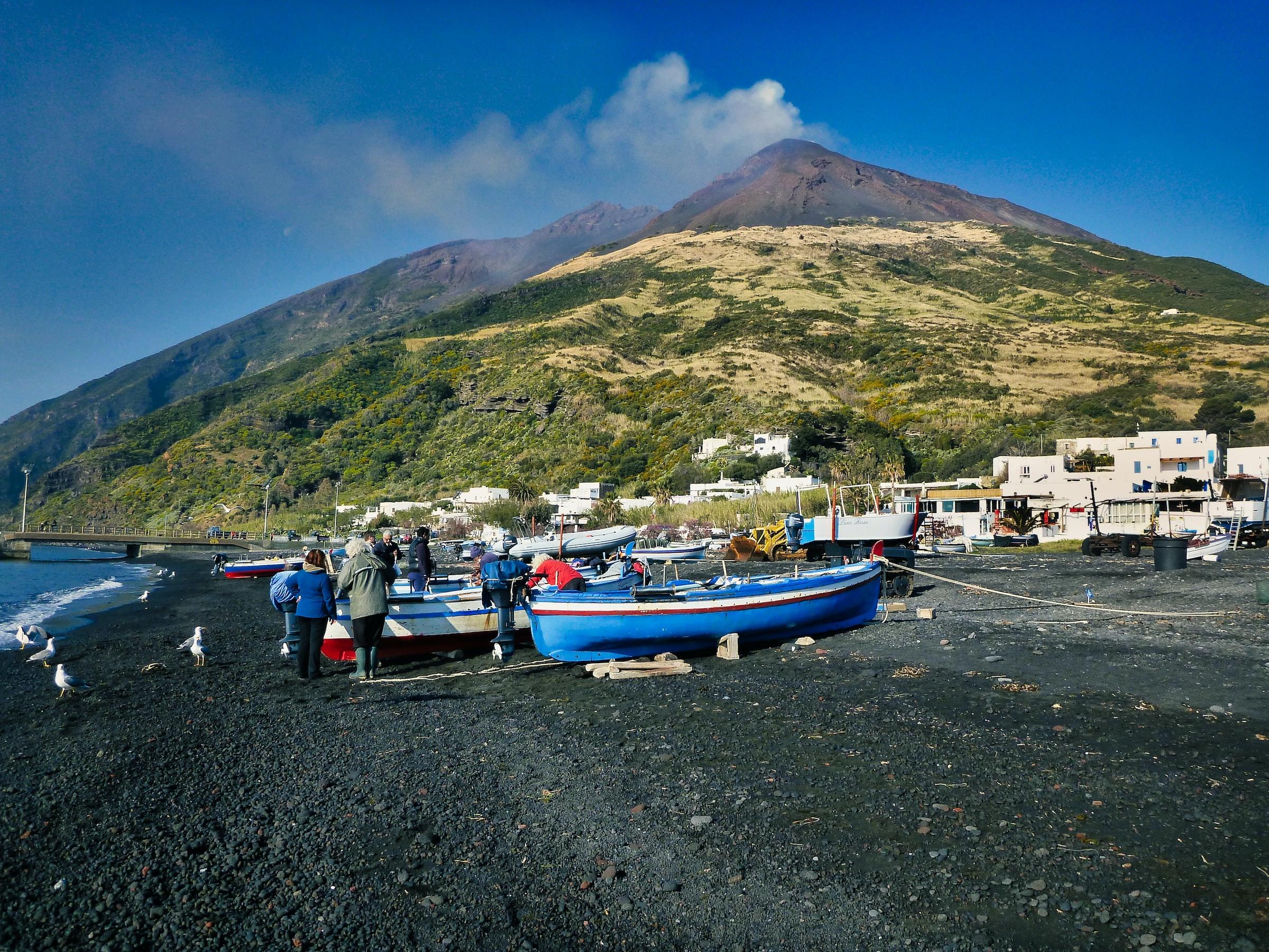 Zwart strand bij de Stromboli vulkaan