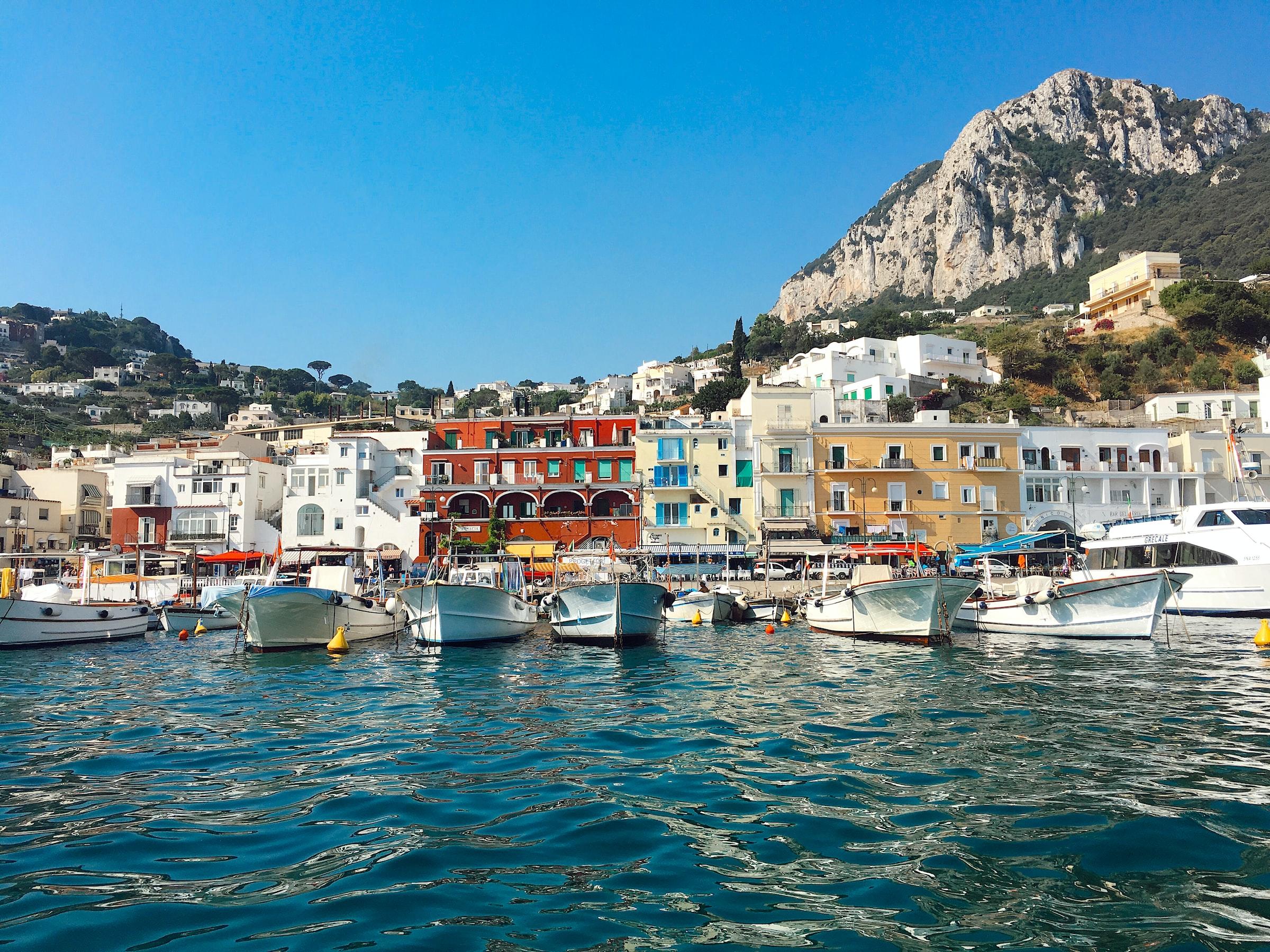 Zicht op Capri vanaf het water