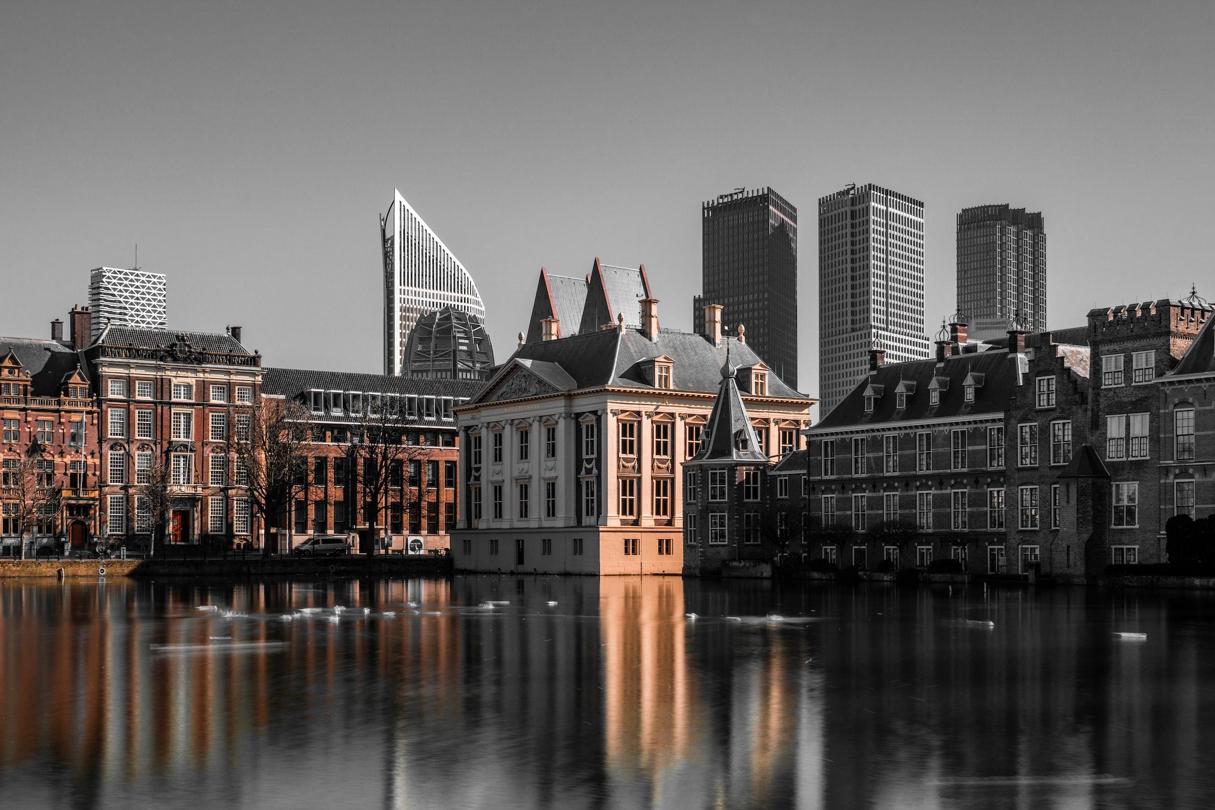 Hofvijver met zicht op parlementscomplex in Den Haag