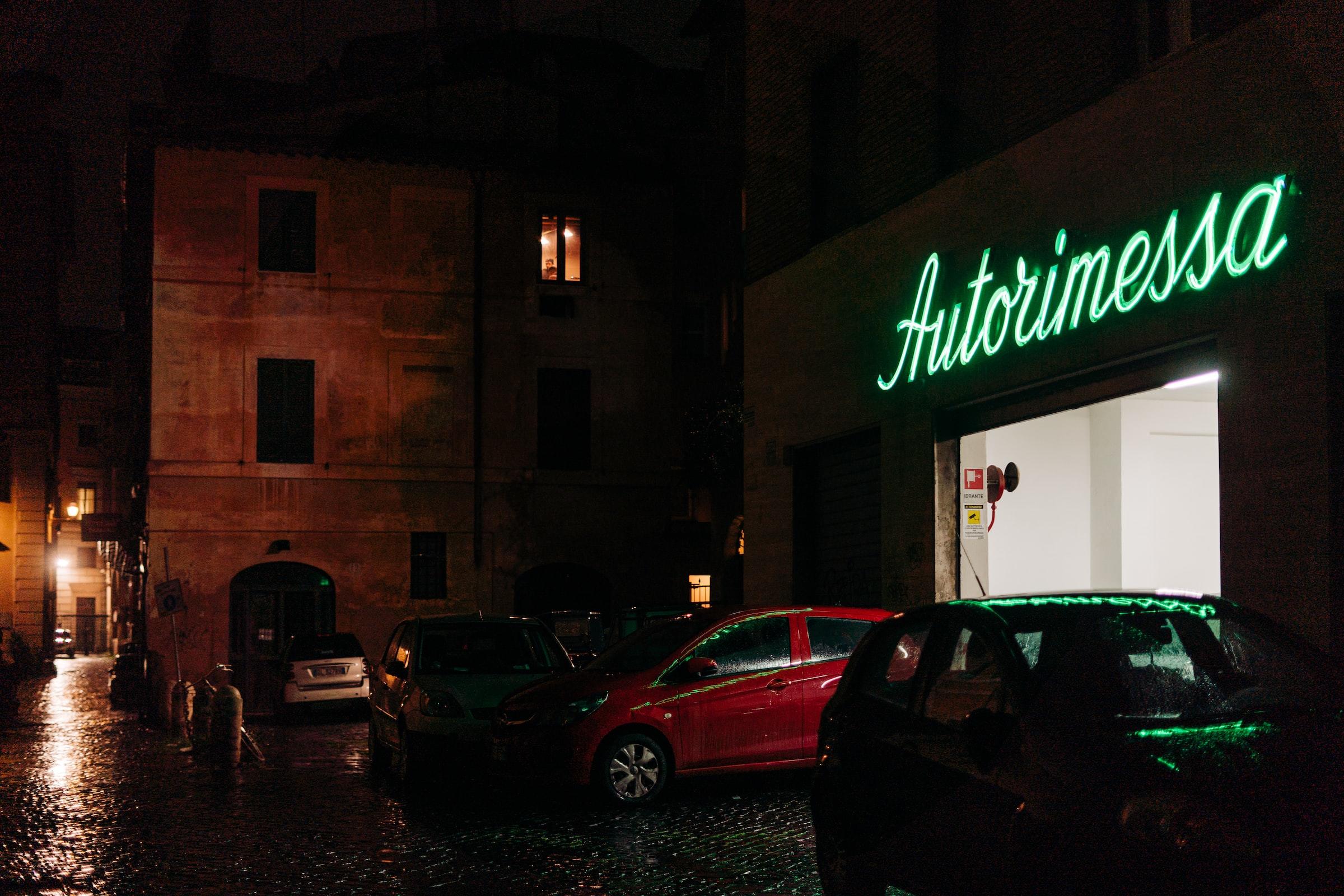 Een groen Italiaans neon woord van een garage in Rome