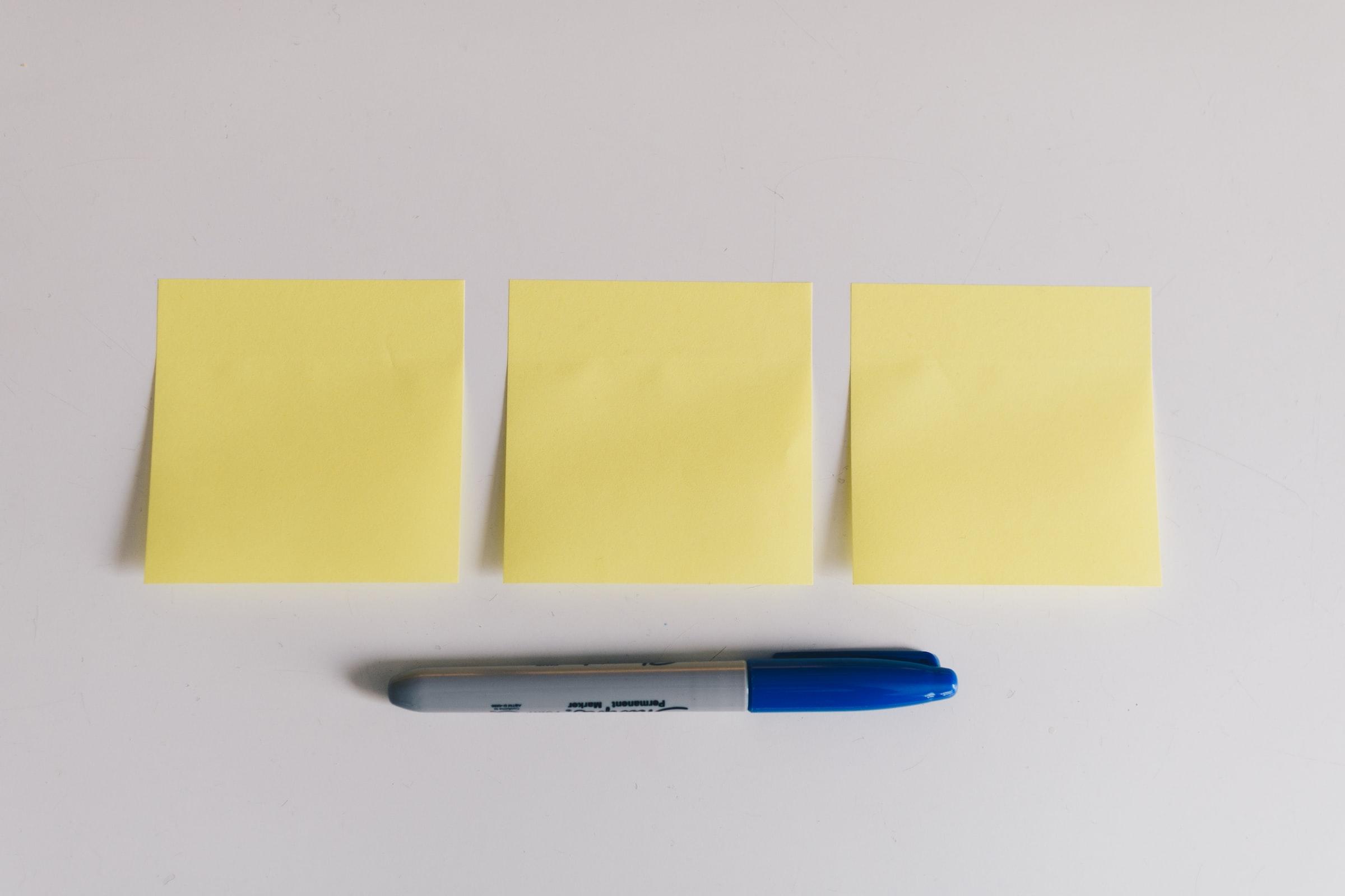 Drie post-it blaadjes met pen