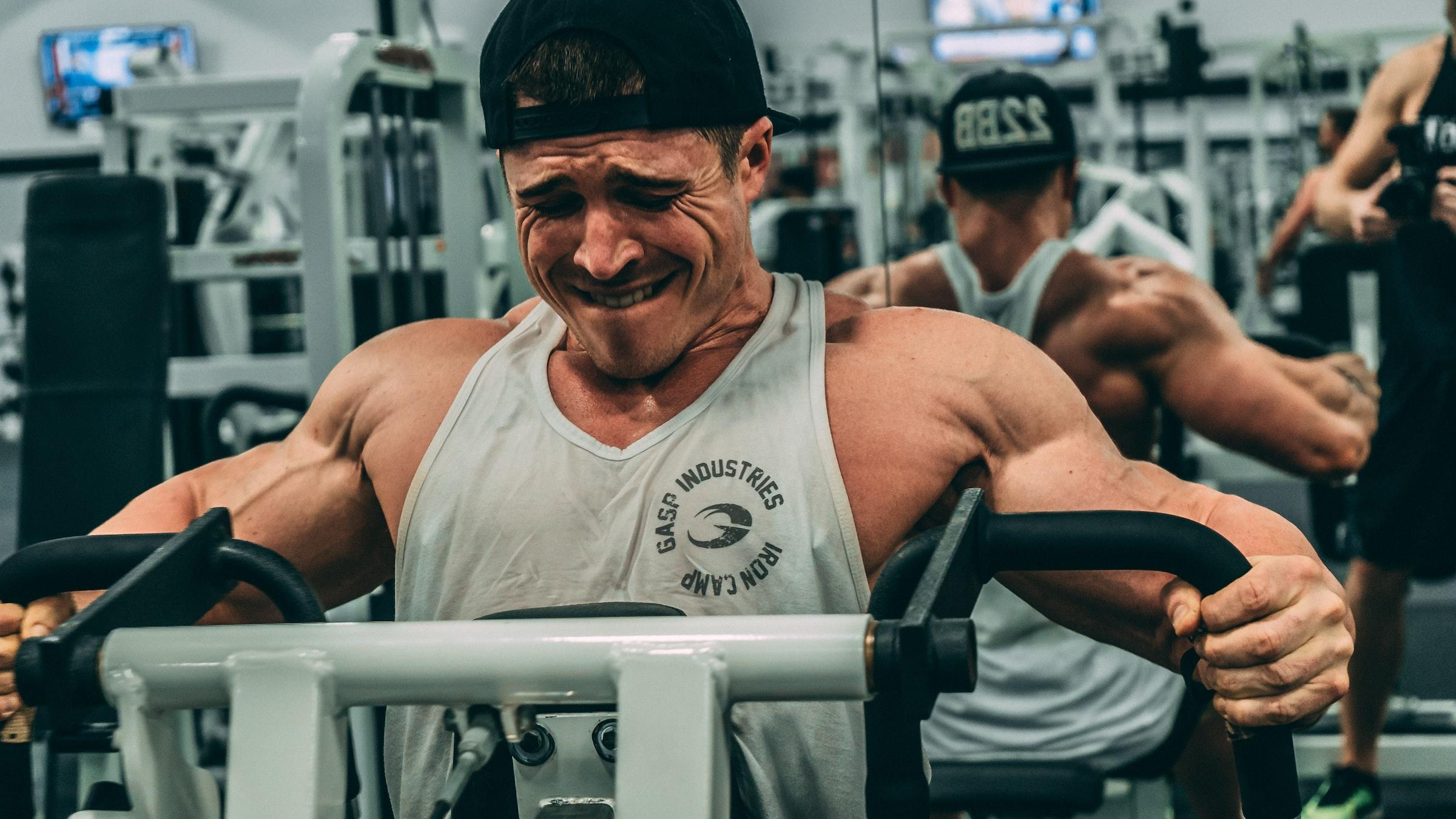 Man die krachttraining doet in de sportschool